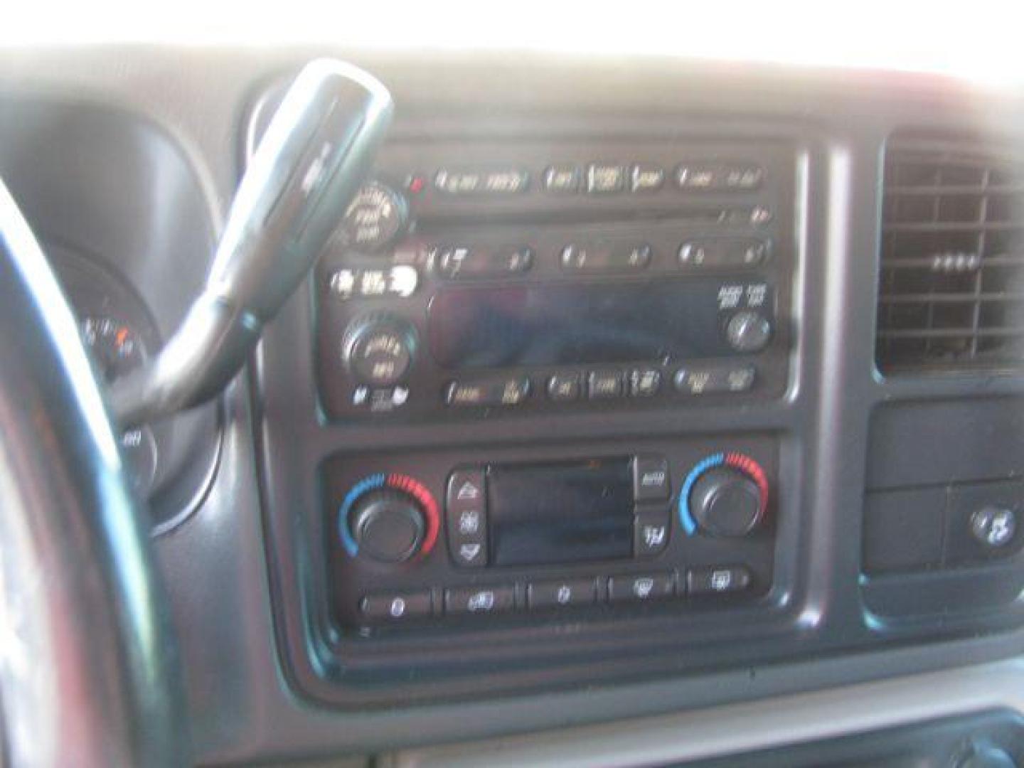 2005 White Chevrolet Avalanche 1500 4WD (3GNEK12ZX5G) with an 5.3L V8 OHV 16V FFV engine, 4-Speed Automatic transmission, located at 2443 Albert Pike, Hot Springs, AR, 71913, (501) 623-6255, 34.492222, -93.109993 - Photo#9