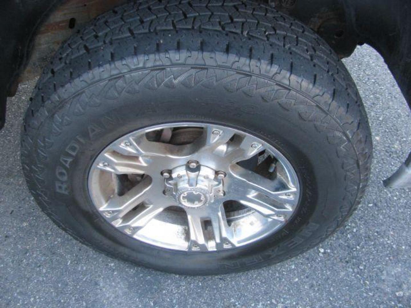 2005 White Chevrolet Avalanche 1500 4WD (3GNEK12ZX5G) with an 5.3L V8 OHV 16V FFV engine, 4-Speed Automatic transmission, located at 2443 Albert Pike, Hot Springs, AR, 71913, (501) 623-6255, 34.492222, -93.109993 - Photo#6