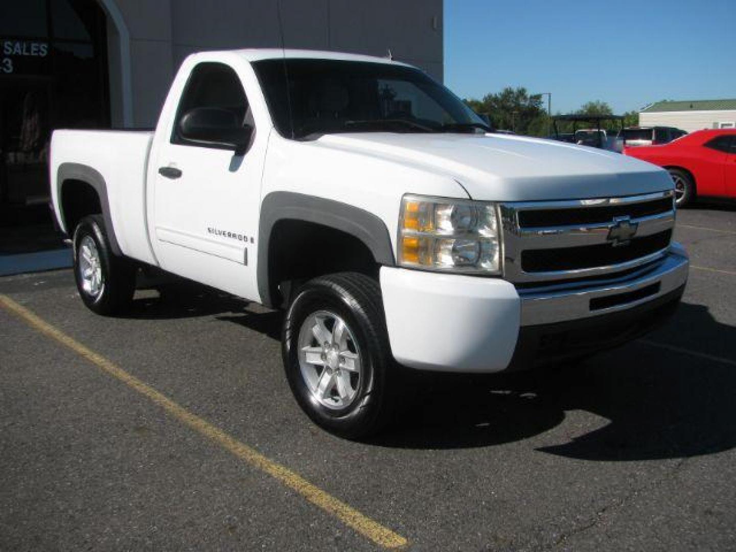 2009 White Chevrolet Silverado 1500 LT1 Standard Box 2WD (1GCEC24039Z) with an 5.3L V8 OHV 16V FFV engine, 6-Speed Automatic transmission, located at 2443 Albert Pike, Hot Springs, AR, 71913, (501) 623-6255, 34.492222, -93.109993 - Photo#0