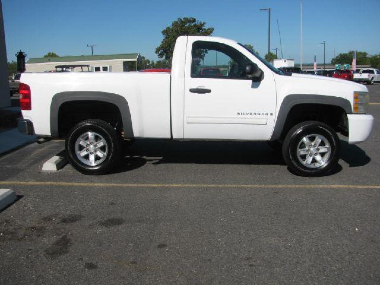 2009 White Chevrolet Silverado 1500 LT1 Standard Box 2WD (1GCEC24039Z) with an 5.3L V8 OHV 16V FFV engine, 6-Speed Automatic transmission, located at 2443 Albert Pike, Hot Springs, AR, 71913, (501) 623-6255, 34.492222, -93.109993 - Photo#1