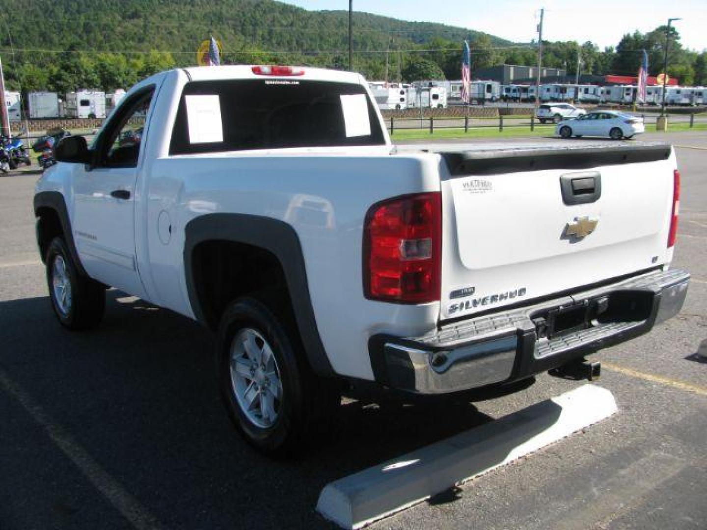 2009 White Chevrolet Silverado 1500 LT1 Standard Box 2WD (1GCEC24039Z) with an 5.3L V8 OHV 16V FFV engine, 6-Speed Automatic transmission, located at 2443 Albert Pike, Hot Springs, AR, 71913, (501) 623-6255, 34.492222, -93.109993 - Photo#3