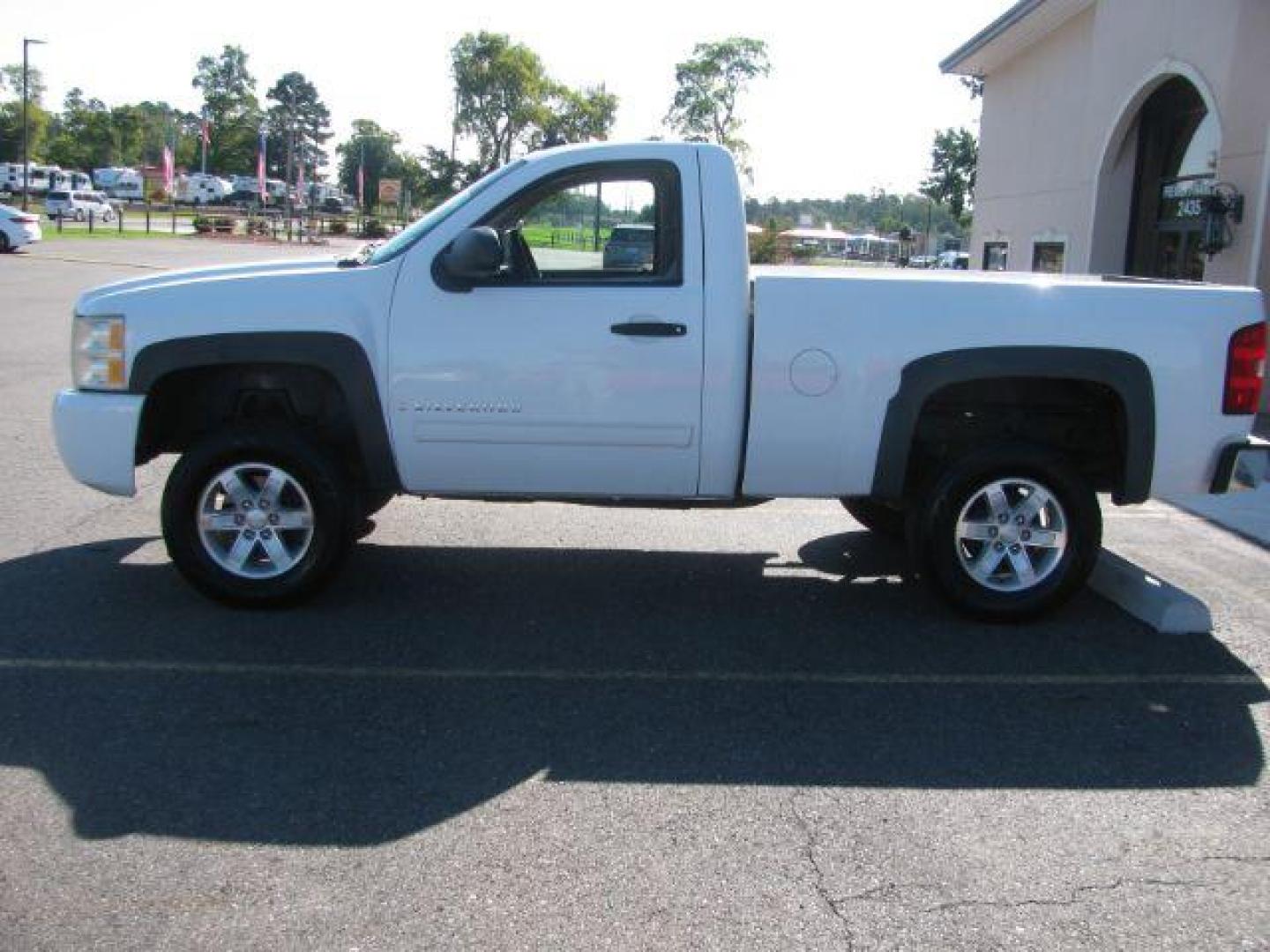 2009 White Chevrolet Silverado 1500 LT1 Standard Box 2WD (1GCEC24039Z) with an 5.3L V8 OHV 16V FFV engine, 6-Speed Automatic transmission, located at 2443 Albert Pike, Hot Springs, AR, 71913, (501) 623-6255, 34.492222, -93.109993 - Photo#4