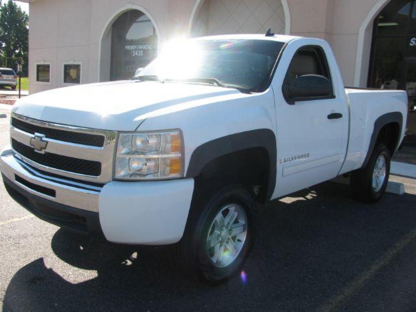 2009 White Chevrolet Silverado 1500 LT1 Standard Box 2WD (1GCEC24039Z) with an 5.3L V8 OHV 16V FFV engine, 6-Speed Automatic transmission, located at 2443 Albert Pike, Hot Springs, AR, 71913, (501) 623-6255, 34.492222, -93.109993 - Photo#5