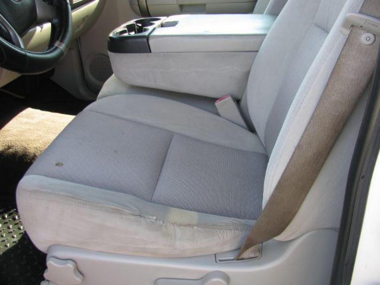 2009 White Chevrolet Silverado 1500 LT1 Standard Box 2WD (1GCEC24039Z) with an 5.3L V8 OHV 16V FFV engine, 6-Speed Automatic transmission, located at 2443 Albert Pike, Hot Springs, AR, 71913, (501) 623-6255, 34.492222, -93.109993 - Photo#7