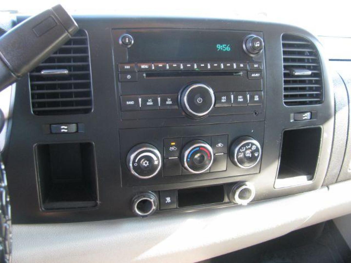 2009 White Chevrolet Silverado 1500 LT1 Standard Box 2WD (1GCEC24039Z) with an 5.3L V8 OHV 16V FFV engine, 6-Speed Automatic transmission, located at 2443 Albert Pike, Hot Springs, AR, 71913, (501) 623-6255, 34.492222, -93.109993 - Photo#8