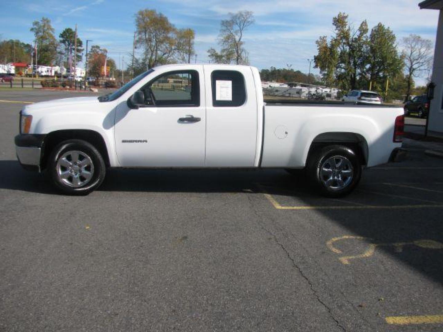 2013 White GMC Sierra 1500 Work Truck Ext. Cab 2WD (1GTR1TEAXDZ) with an 4.8L V8 OHV 16V engine, 6-Speed Automatic transmission, located at 2443 Albert Pike, Hot Springs, AR, 71913, (501) 623-6255, 34.492222, -93.109993 - LISTED FEATURES MAY BE OPTIONAL AND NOT INCLUDED ON THIS VEHICLE!!! - Photo#1