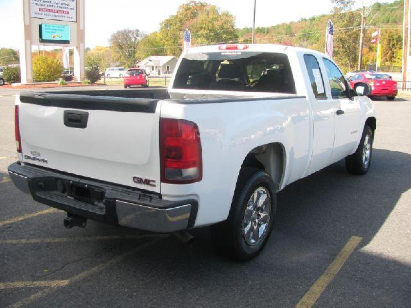 2013 White GMC Sierra 1500 Work Truck Ext. Cab 2WD (1GTR1TEAXDZ) with an 4.8L V8 OHV 16V engine, 6-Speed Automatic transmission, located at 2443 Albert Pike, Hot Springs, AR, 71913, (501) 623-6255, 34.492222, -93.109993 - LISTED FEATURES MAY BE OPTIONAL AND NOT INCLUDED ON THIS VEHICLE!!! - Photo#4