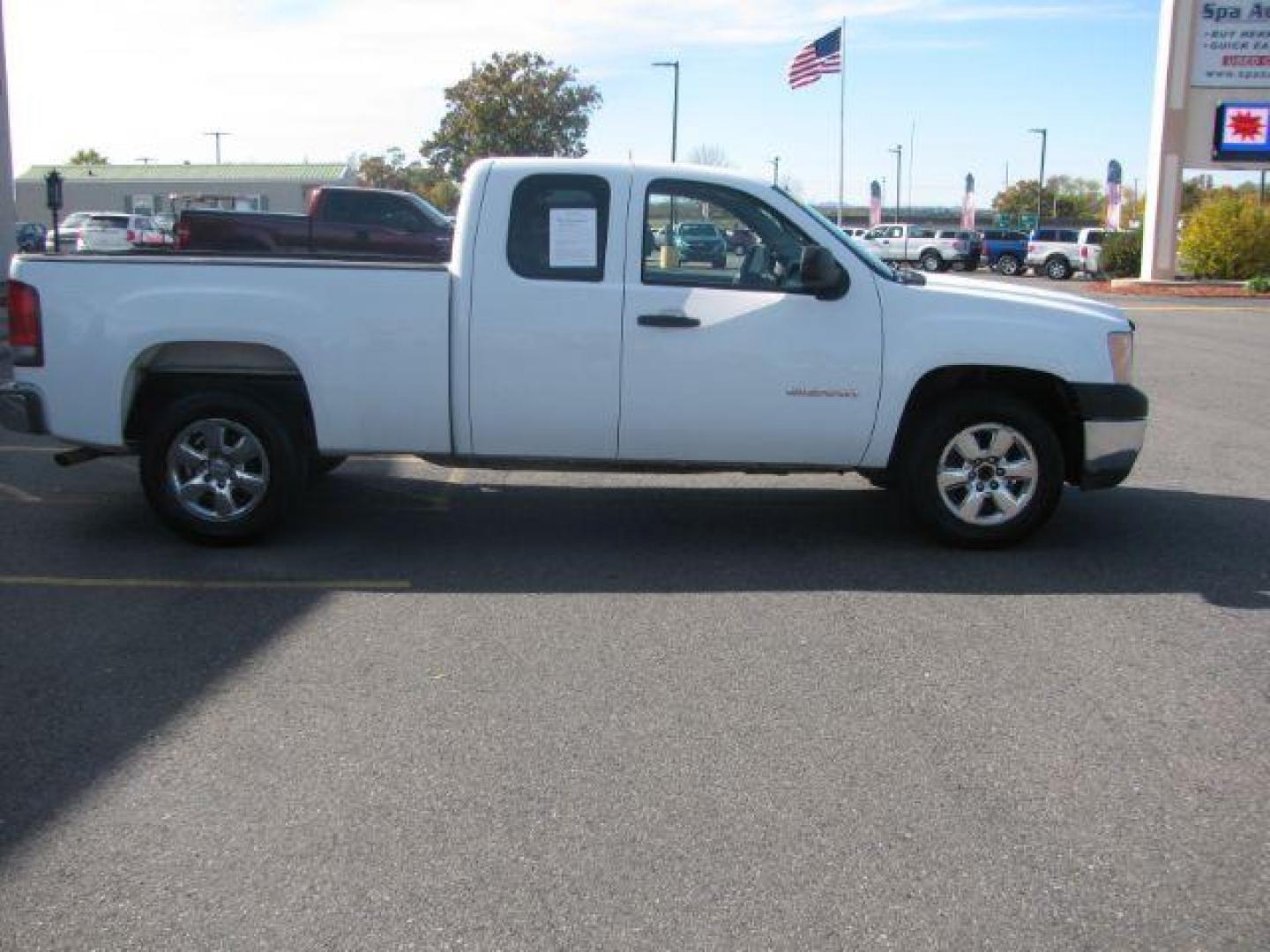 2013 White GMC Sierra 1500 Work Truck Ext. Cab 2WD (1GTR1TEAXDZ) with an 4.8L V8 OHV 16V engine, 6-Speed Automatic transmission, located at 2443 Albert Pike, Hot Springs, AR, 71913, (501) 623-6255, 34.492222, -93.109993 - LISTED FEATURES MAY BE OPTIONAL AND NOT INCLUDED ON THIS VEHICLE!!! - Photo#5