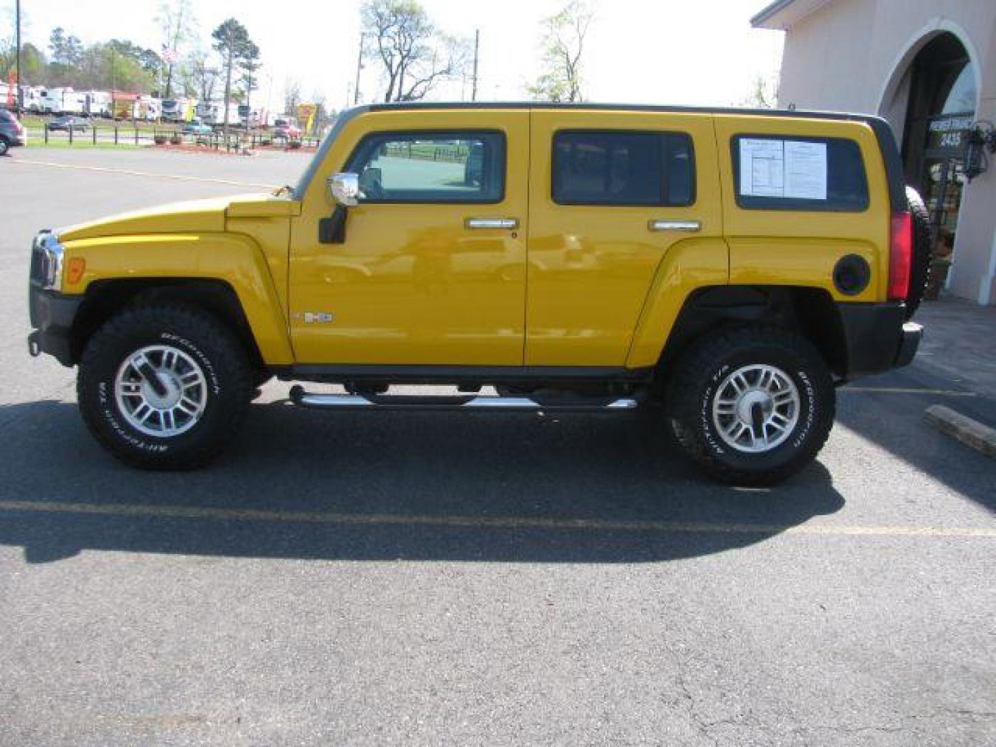 2006 Yellow Hummer H3 Sport Utility (5GTDN136868) with an 3.5L L5 DOHC 20V engine, located at 2443 Albert Pike, Hot Springs, AR, 71913, (501) 623-6255, 34.492222, -93.109993 - ALL LISTED FEATURES MAY NOT BE AVAILABLE!!! - Photo#4