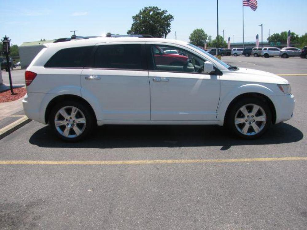 2009 WHITE Dodge Journey RT (3D4GG67V89T) with an 3.5L V6 SOHC 24V engine, 6-Speed Automatic transmission, located at 2443 Albert Pike, Hot Springs, AR, 71913, (501) 623-6255, 34.492222, -93.109993 - Photo #4
