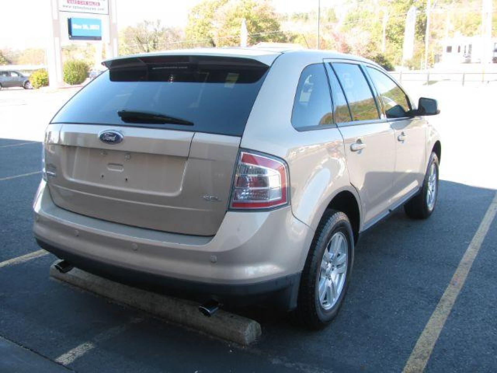 2007 Tan Ford Edge SEL FWD (2FMDK38C17B) with an 3.5L V6 DOHC 24V engine, 6-Speed Automatic transmission, located at 2443 Albert Pike, Hot Springs, AR, 71913, (501) 623-6255, 34.492222, -93.109993 - Photo #3