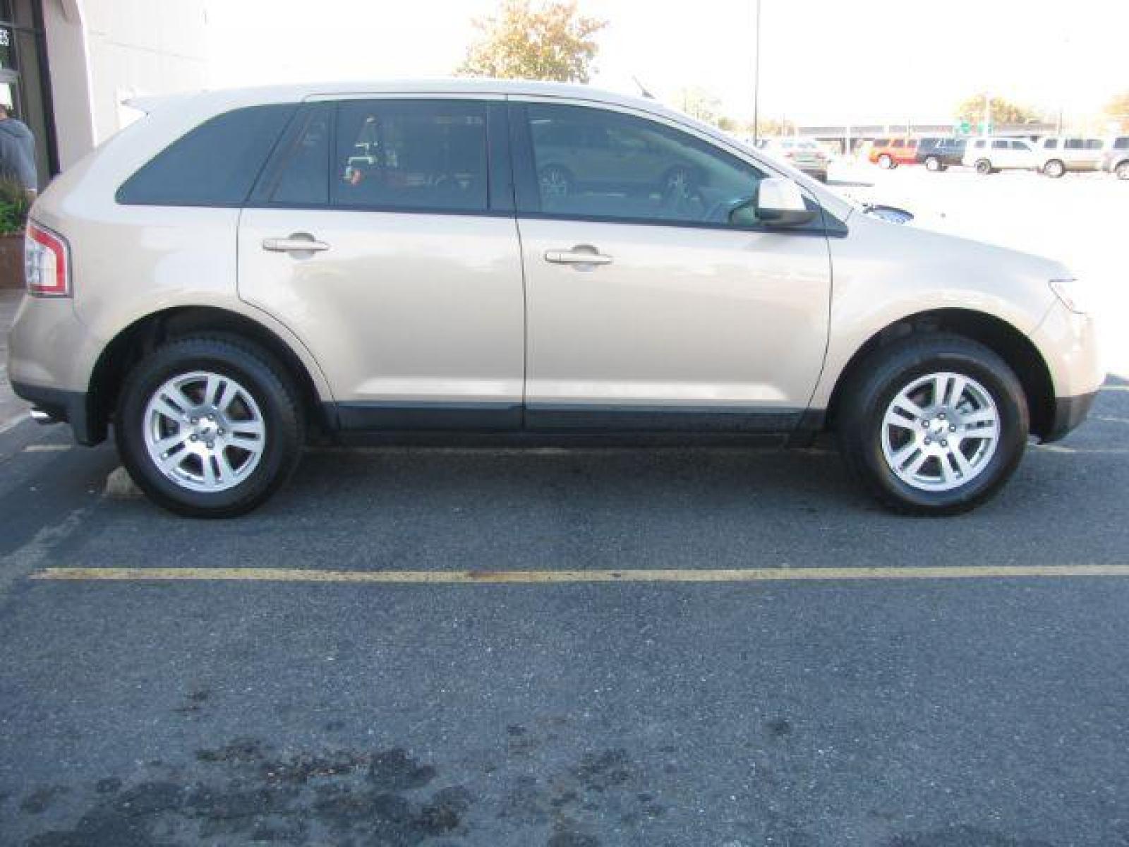 2007 Tan Ford Edge SEL FWD (2FMDK38C17B) with an 3.5L V6 DOHC 24V engine, 6-Speed Automatic transmission, located at 2443 Albert Pike, Hot Springs, AR, 71913, (501) 623-6255, 34.492222, -93.109993 - Photo #4