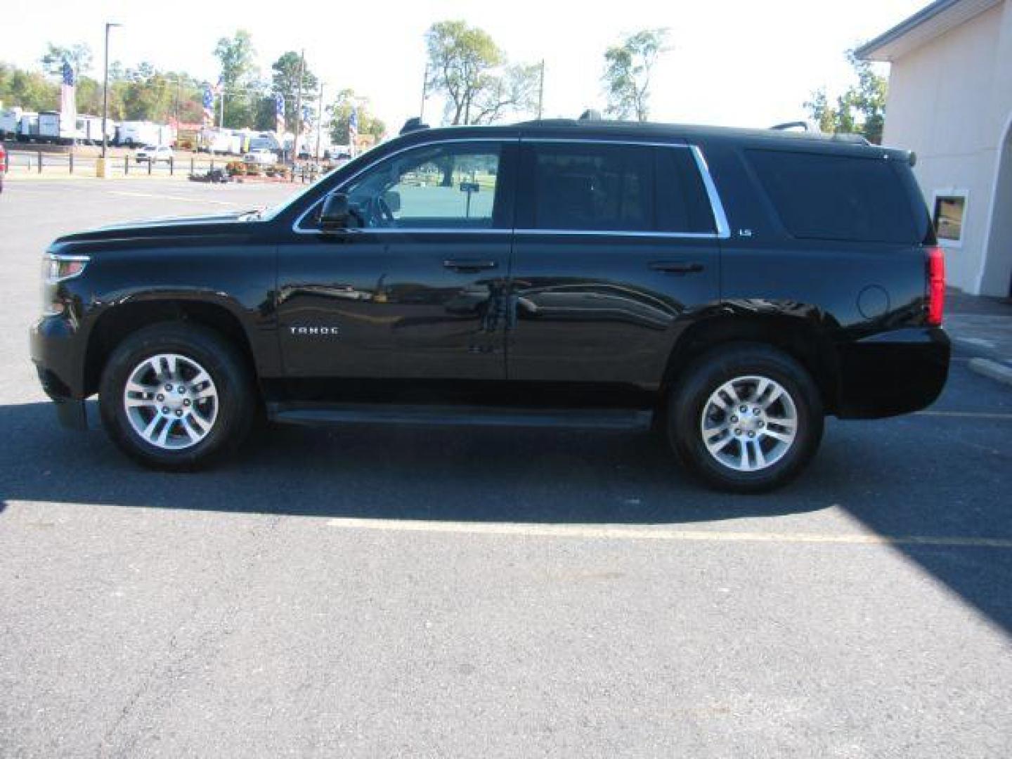 2015 Black Chevrolet Tahoe LS 4WD (1GNSKAKC7FR) with an 5.3L V8 OHV 16V engine, 6-Speed Automatic transmission, located at 2443 Albert Pike, Hot Springs, AR, 71913, (501) 623-6255, 34.492222, -93.109993 - Photo#4