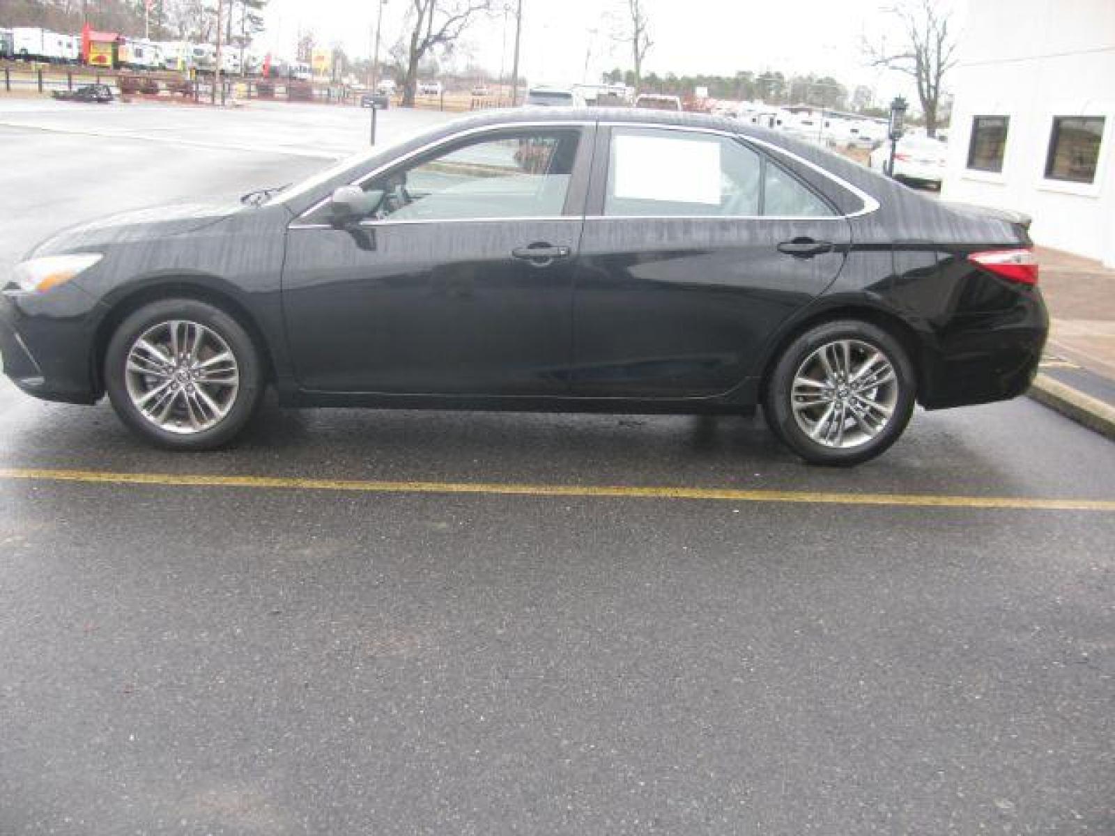 2016 Black Toyota Camry SE (4T1BF1FK1GU) with an 2.5L L4 DOHC 16V engine, 6-Speed Automatic transmission, located at 2443 Albert Pike, Hot Springs, AR, 71913, (501) 623-6255, 34.492222, -93.109993 - Photo #1