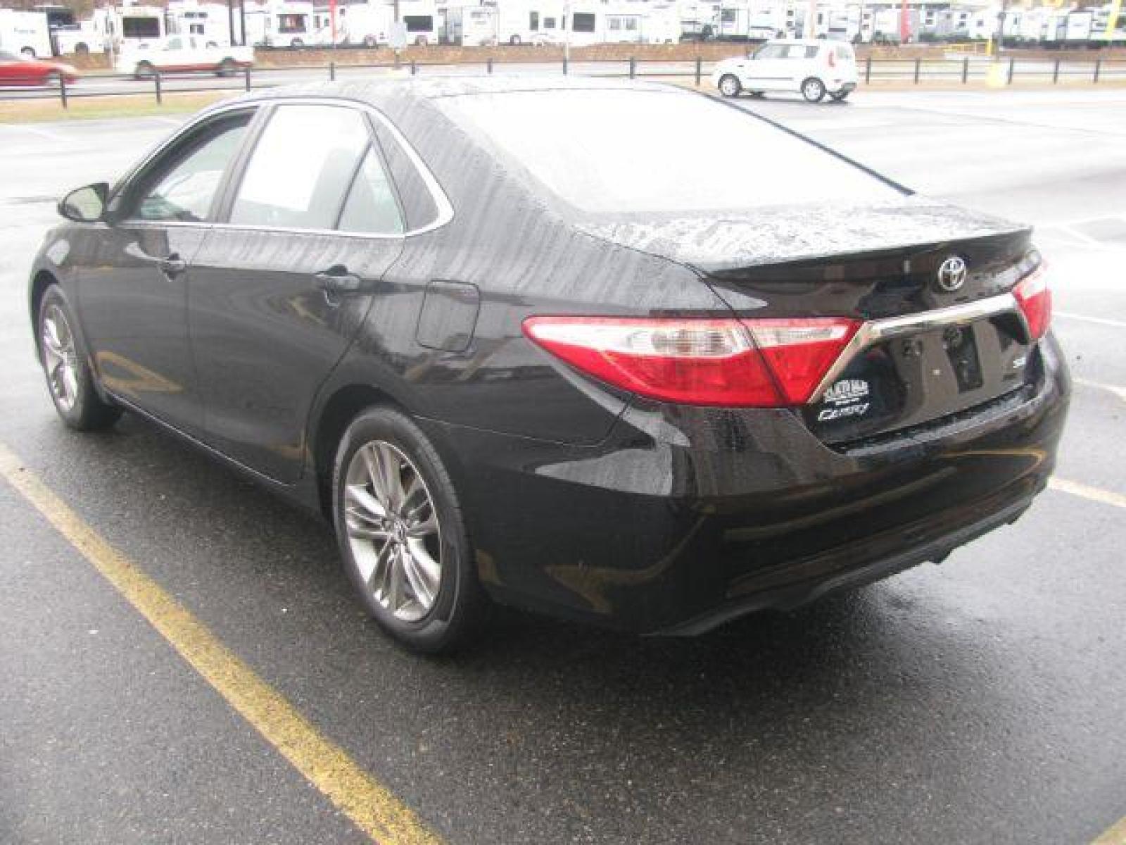 2016 Black Toyota Camry SE (4T1BF1FK1GU) with an 2.5L L4 DOHC 16V engine, 6-Speed Automatic transmission, located at 2443 Albert Pike, Hot Springs, AR, 71913, (501) 623-6255, 34.492222, -93.109993 - Photo #2