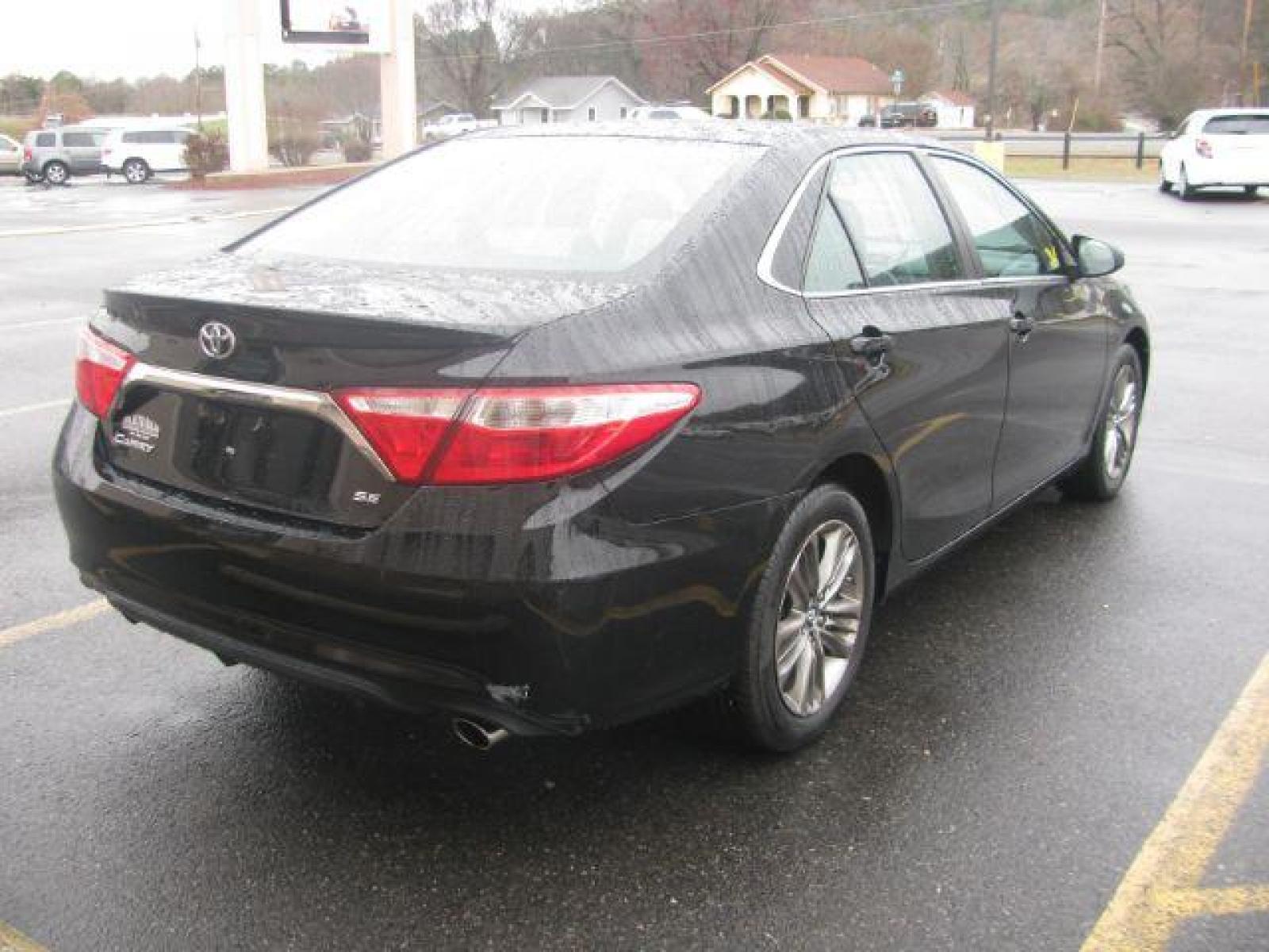 2016 Black Toyota Camry SE (4T1BF1FK1GU) with an 2.5L L4 DOHC 16V engine, 6-Speed Automatic transmission, located at 2443 Albert Pike, Hot Springs, AR, 71913, (501) 623-6255, 34.492222, -93.109993 - Photo #3