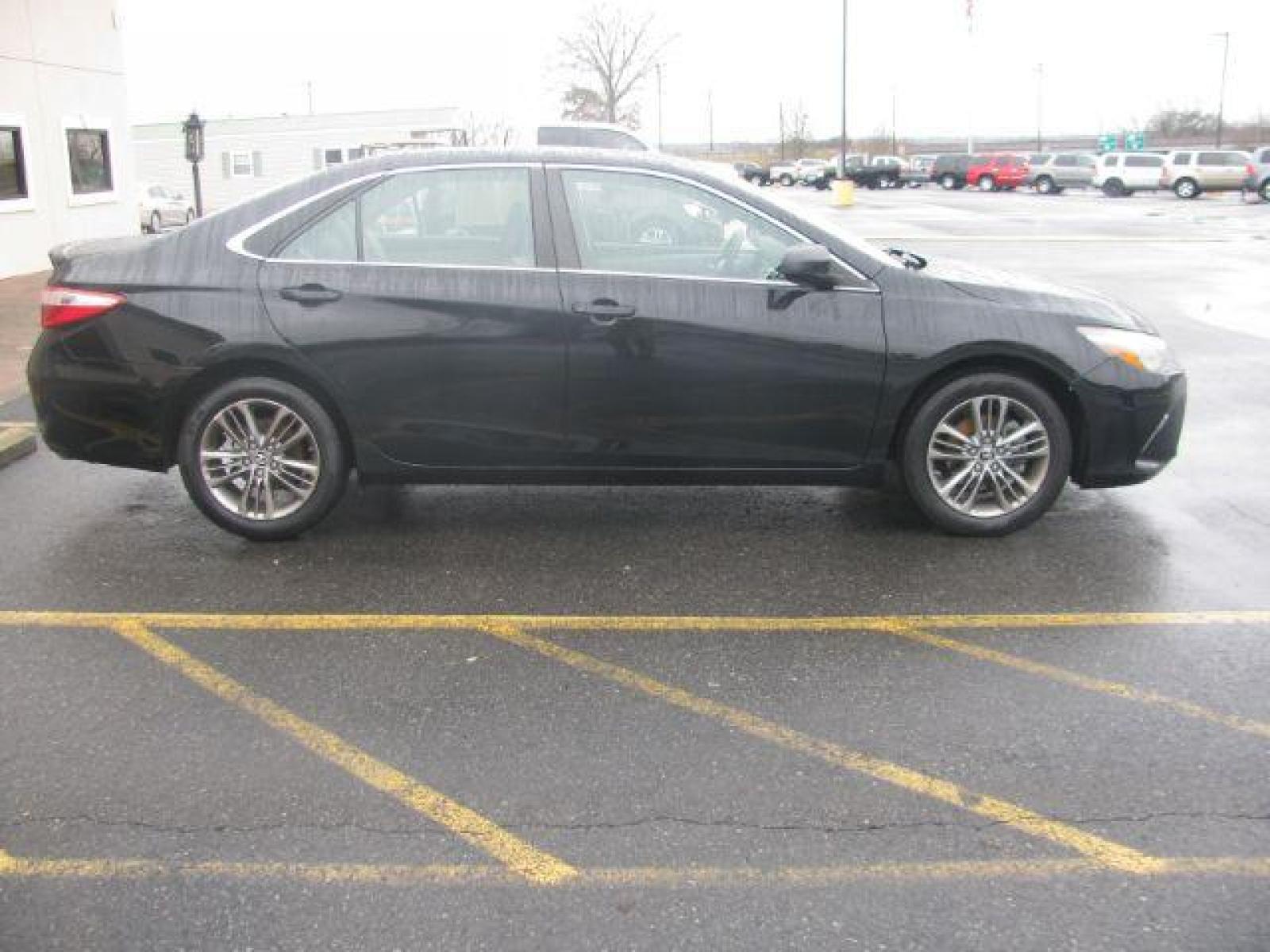 2016 Black Toyota Camry SE (4T1BF1FK1GU) with an 2.5L L4 DOHC 16V engine, 6-Speed Automatic transmission, located at 2443 Albert Pike, Hot Springs, AR, 71913, (501) 623-6255, 34.492222, -93.109993 - Photo #4