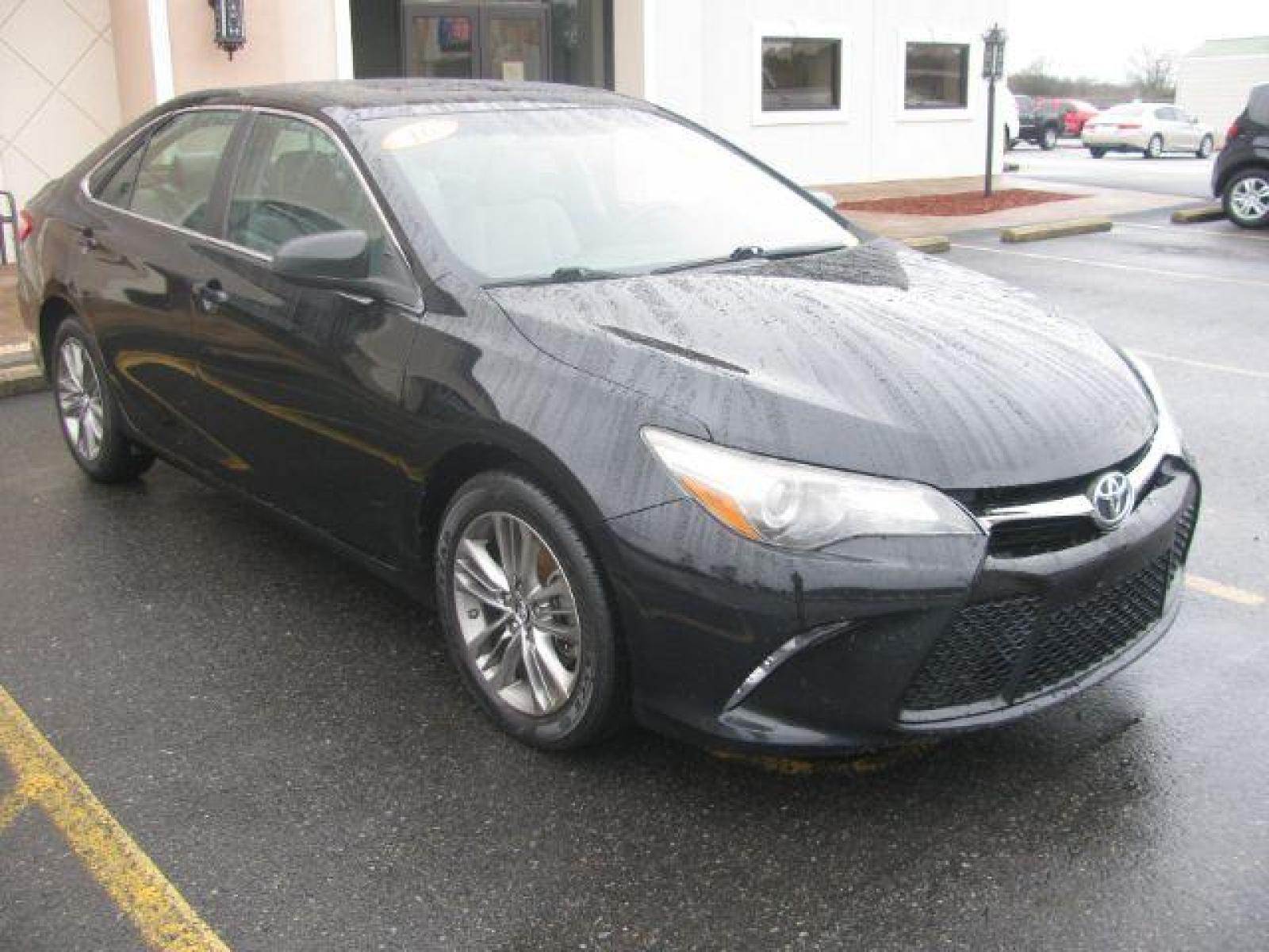 2016 Black Toyota Camry SE (4T1BF1FK1GU) with an 2.5L L4 DOHC 16V engine, 6-Speed Automatic transmission, located at 2443 Albert Pike, Hot Springs, AR, 71913, (501) 623-6255, 34.492222, -93.109993 - Photo #5