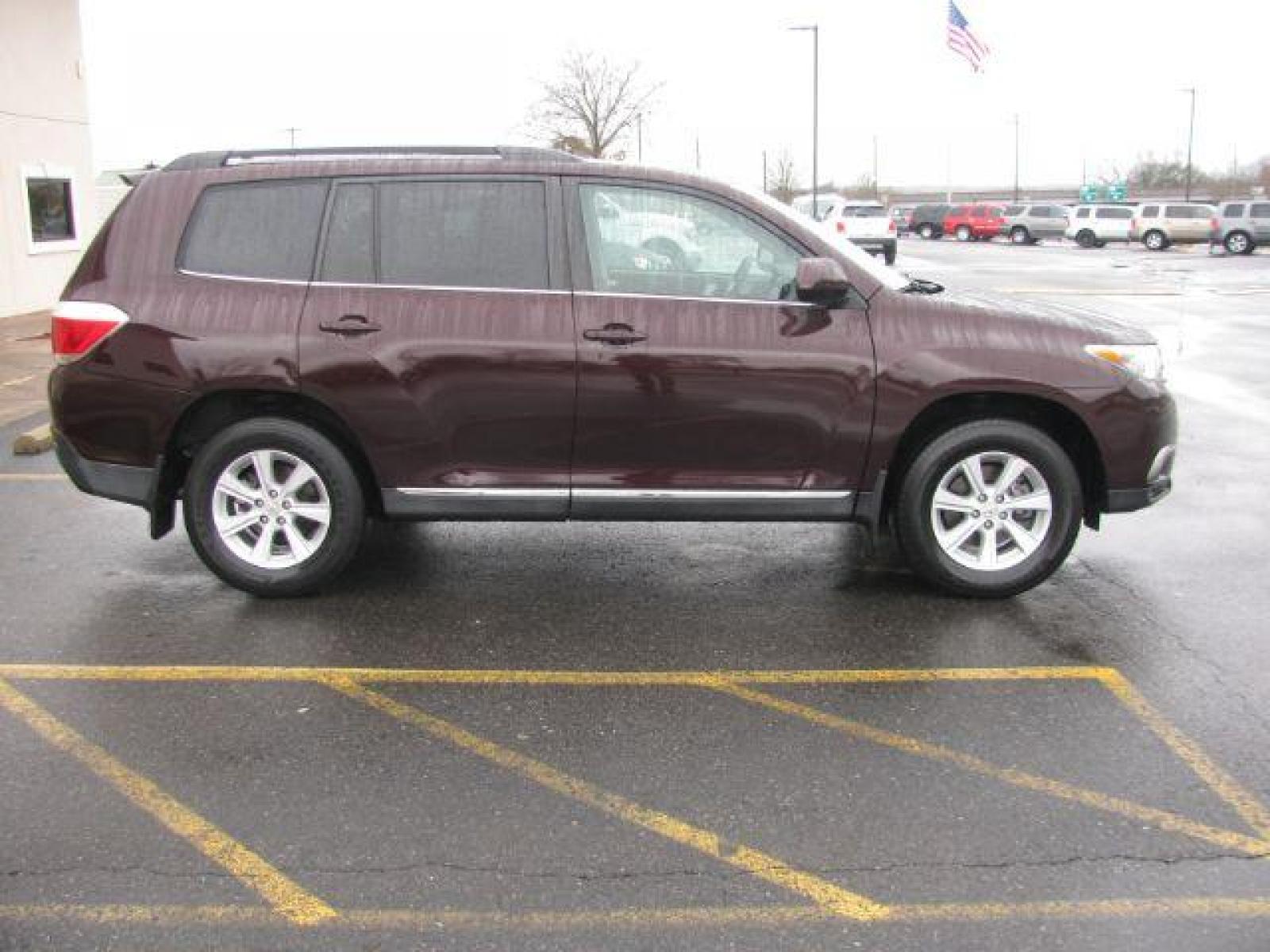 2012 Maroon Toyota Highlander Base 2WD V6 (5TDZK3EH0CS) with an 3.5L V6 DOHC 24V engine, 5-Speed Automatic transmission, located at 2443 Albert Pike, Hot Springs, AR, 71913, (501) 623-6255, 34.492222, -93.109993 - Photo #4