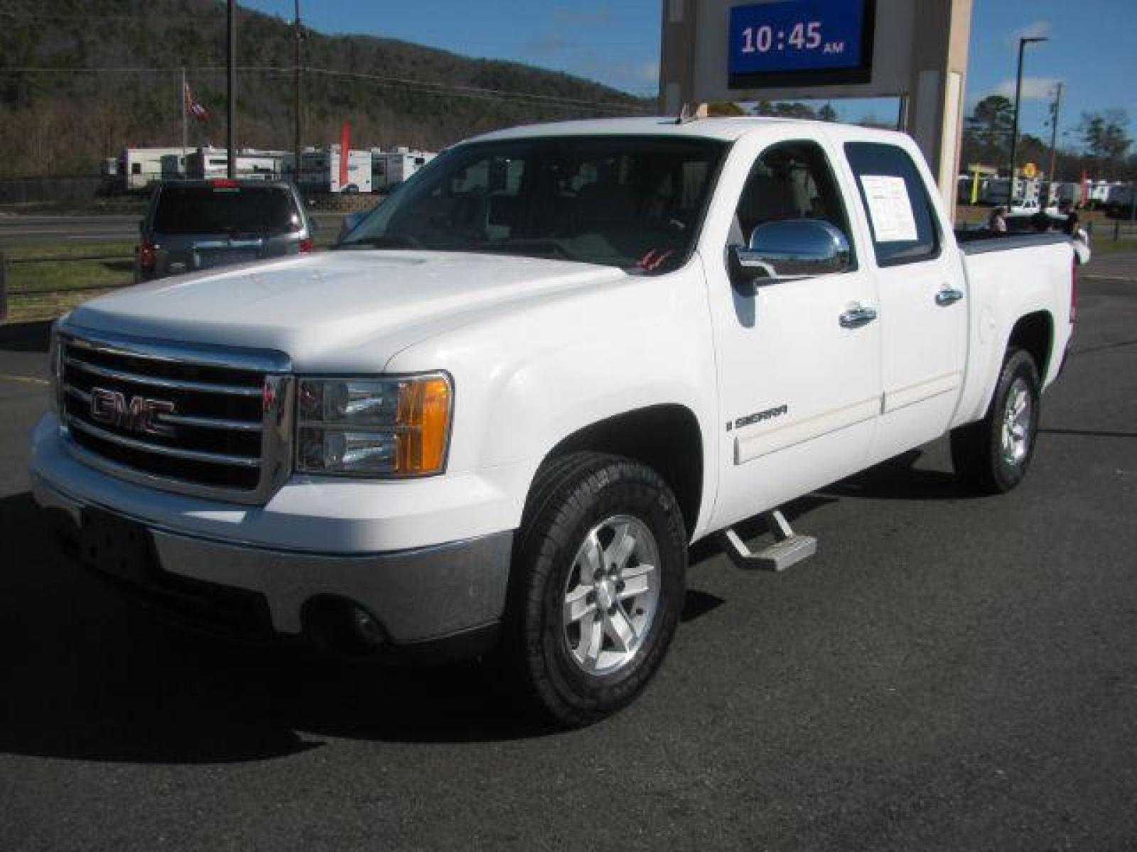 2007 White GMC Sierra 1500 SLE2 Crew Cab 2WD (3GTEC13JX7G) with an 5.3L V8 OHV 16V engine, 4-Speed Automatic transmission, located at 2443 Albert Pike, Hot Springs, AR, 71913, (501) 623-6255, 34.492222, -93.109993 - Photo #0