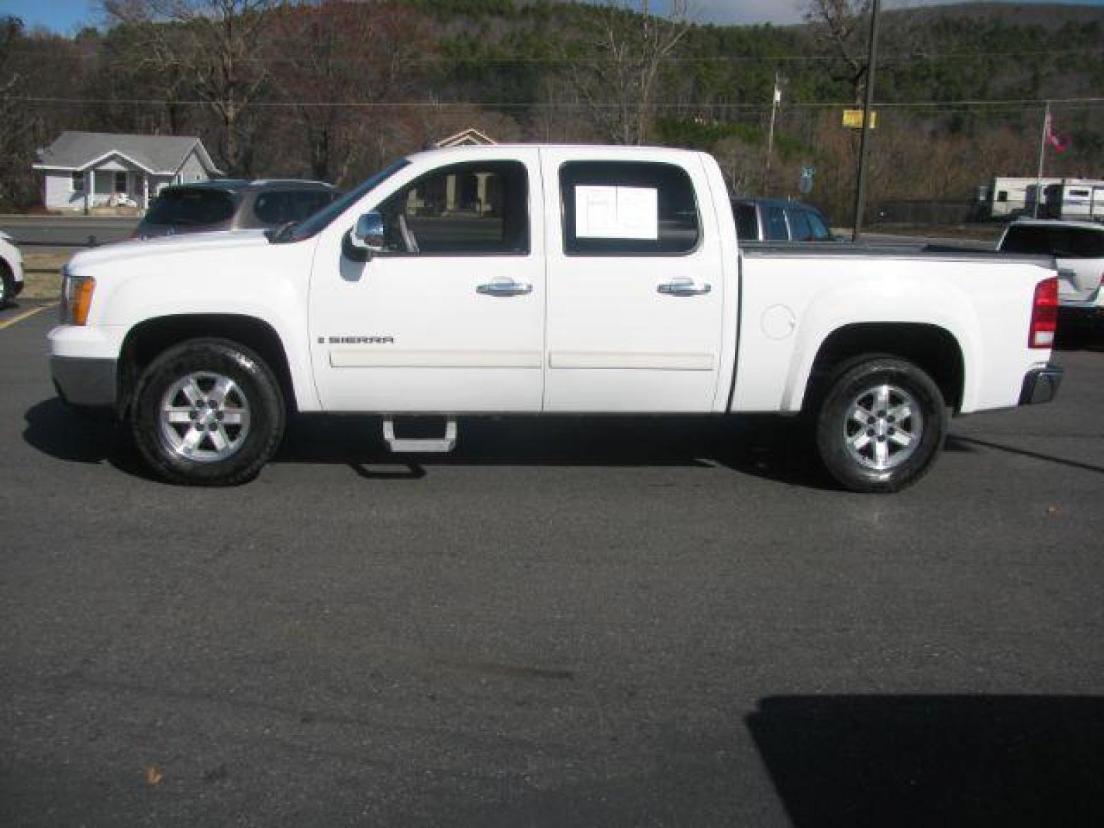 2007 White GMC Sierra 1500 SLE2 Crew Cab 2WD (3GTEC13JX7G) with an 5.3L V8 OHV 16V engine, 4-Speed Automatic transmission, located at 2443 Albert Pike, Hot Springs, AR, 71913, (501) 623-6255, 34.492222, -93.109993 - Photo #1