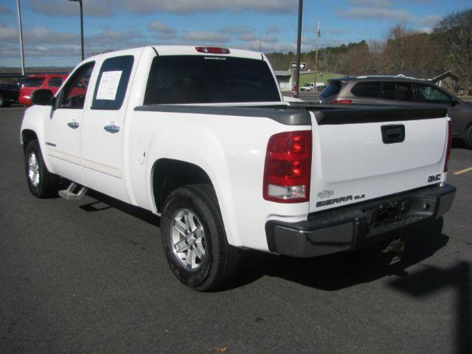 2007 White GMC Sierra 1500 SLE2 Crew Cab 2WD (3GTEC13JX7G) with an 5.3L V8 OHV 16V engine, 4-Speed Automatic transmission, located at 2443 Albert Pike, Hot Springs, AR, 71913, (501) 623-6255, 34.492222, -93.109993 - Photo #2