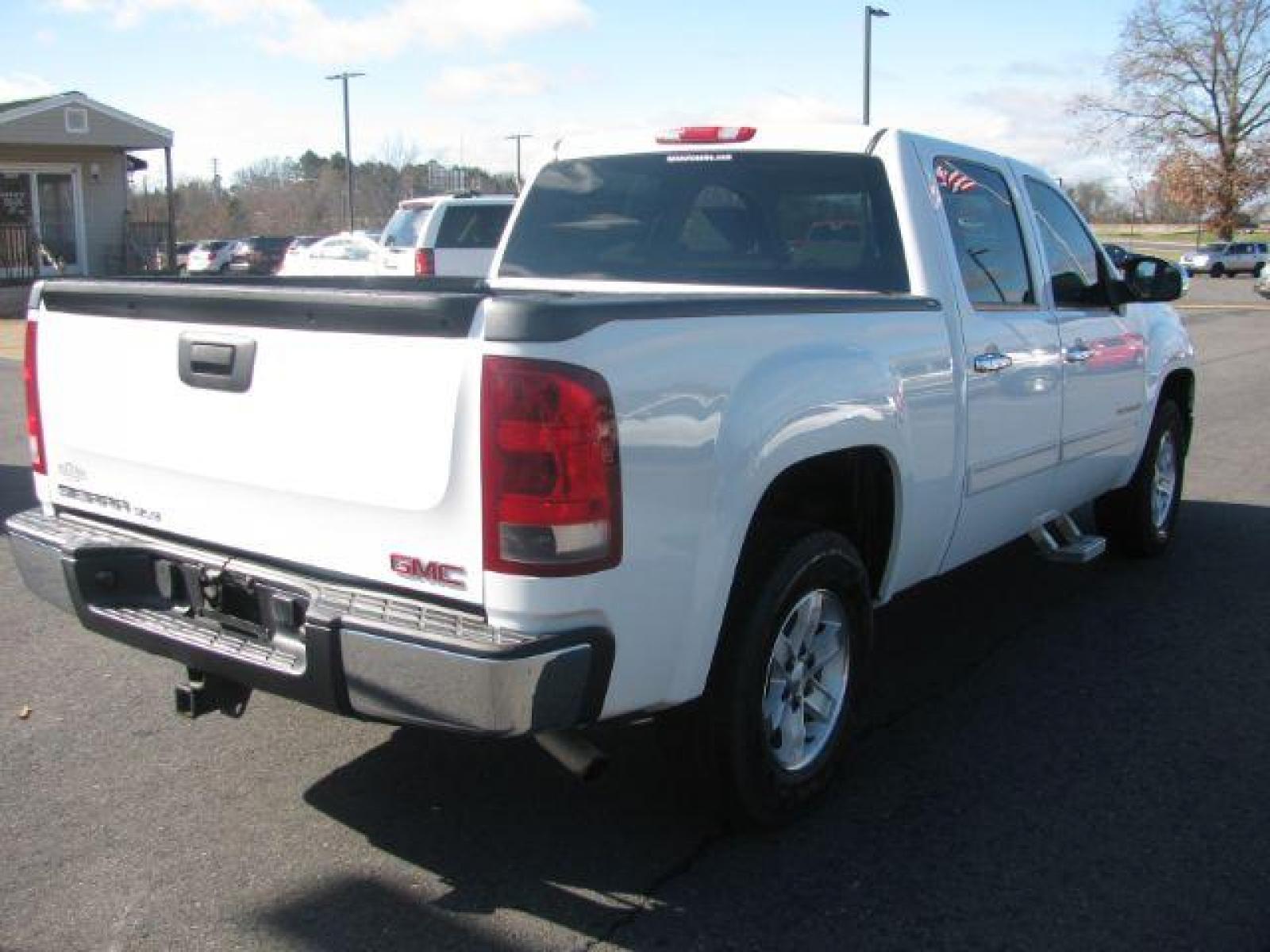 2007 White GMC Sierra 1500 SLE2 Crew Cab 2WD (3GTEC13JX7G) with an 5.3L V8 OHV 16V engine, 4-Speed Automatic transmission, located at 2443 Albert Pike, Hot Springs, AR, 71913, (501) 623-6255, 34.492222, -93.109993 - Photo #4