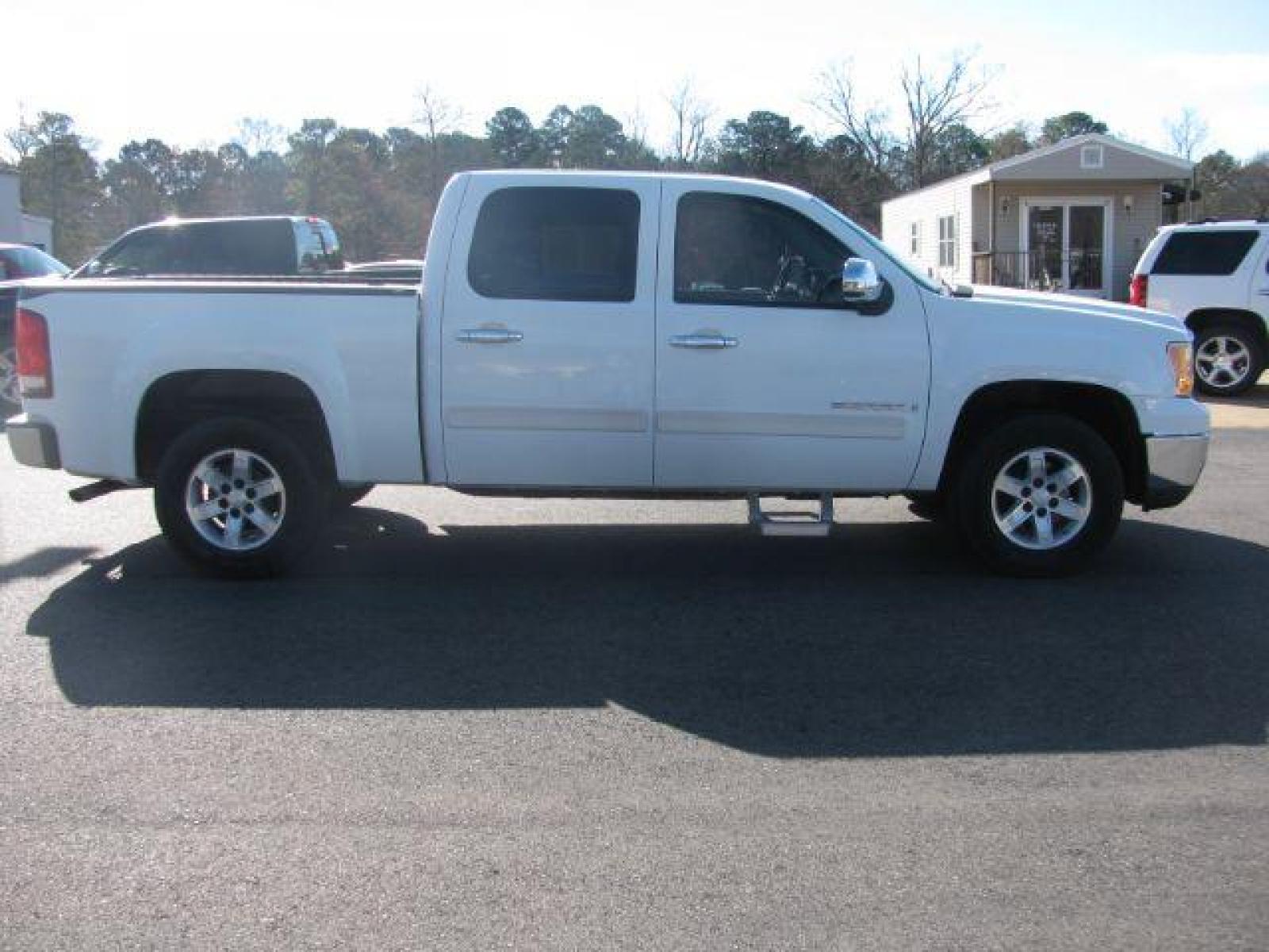 2007 White GMC Sierra 1500 SLE2 Crew Cab 2WD (3GTEC13JX7G) with an 5.3L V8 OHV 16V engine, 4-Speed Automatic transmission, located at 2443 Albert Pike, Hot Springs, AR, 71913, (501) 623-6255, 34.492222, -93.109993 - Photo #5