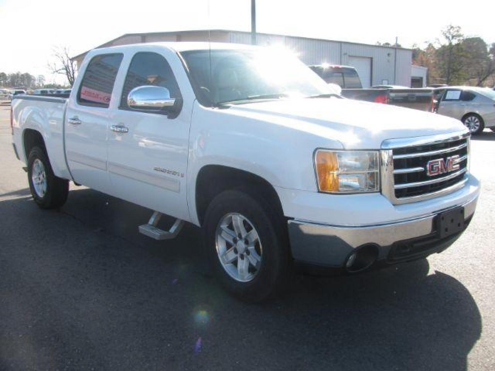 2007 White GMC Sierra 1500 SLE2 Crew Cab 2WD (3GTEC13JX7G) with an 5.3L V8 OHV 16V engine, 4-Speed Automatic transmission, located at 2443 Albert Pike, Hot Springs, AR, 71913, (501) 623-6255, 34.492222, -93.109993 - Photo #6