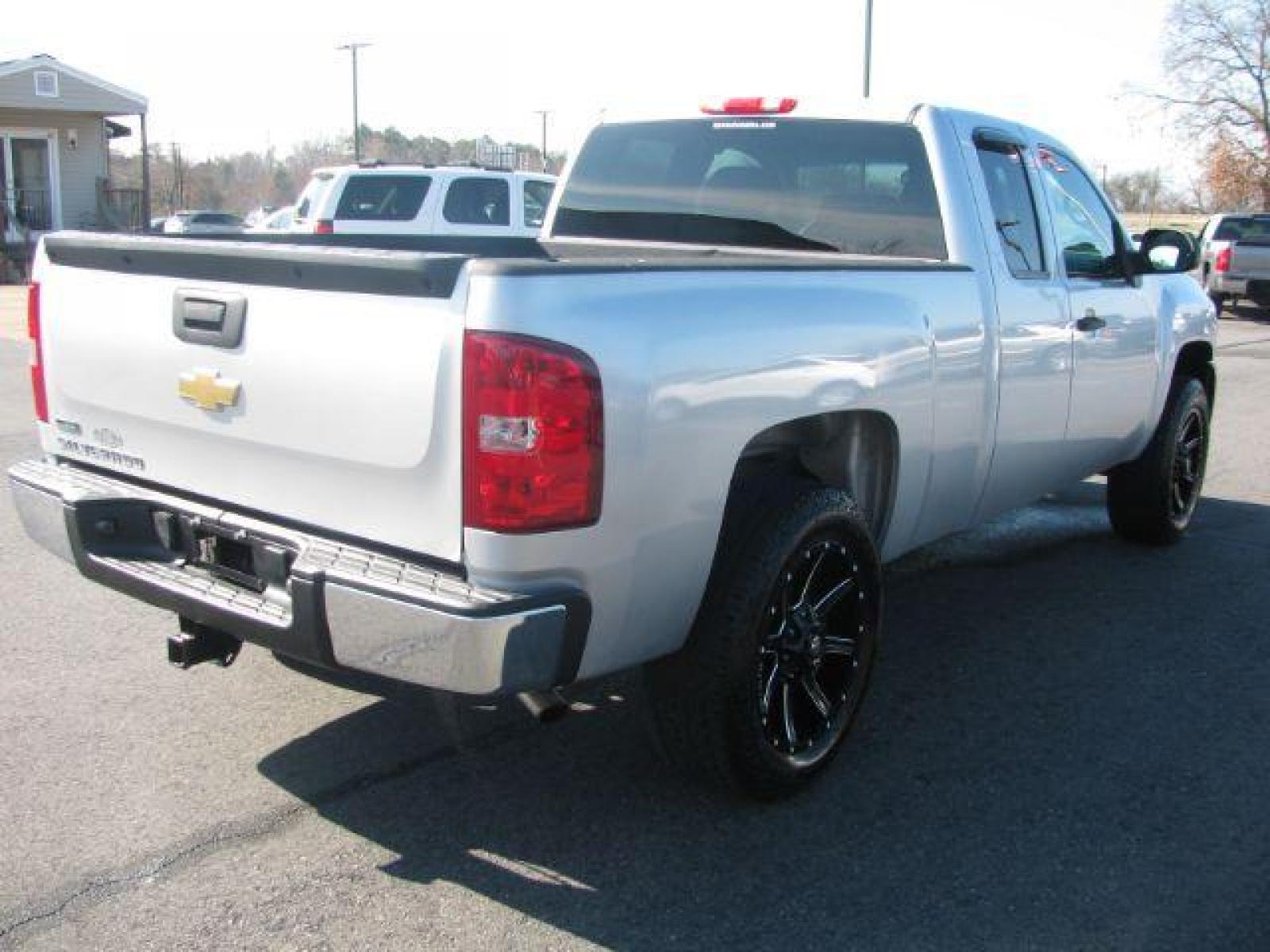 2012 Silver Chevrolet Silverado 1500 LT Ext. Cab 2WD (1GCRCSE03CZ) with an 5.3L V8 OHV 16V FFV engine, 6-Speed Automatic transmission, located at 2443 Albert Pike, Hot Springs, AR, 71913, (501) 623-6255, 34.492222, -93.109993 - Photo #4