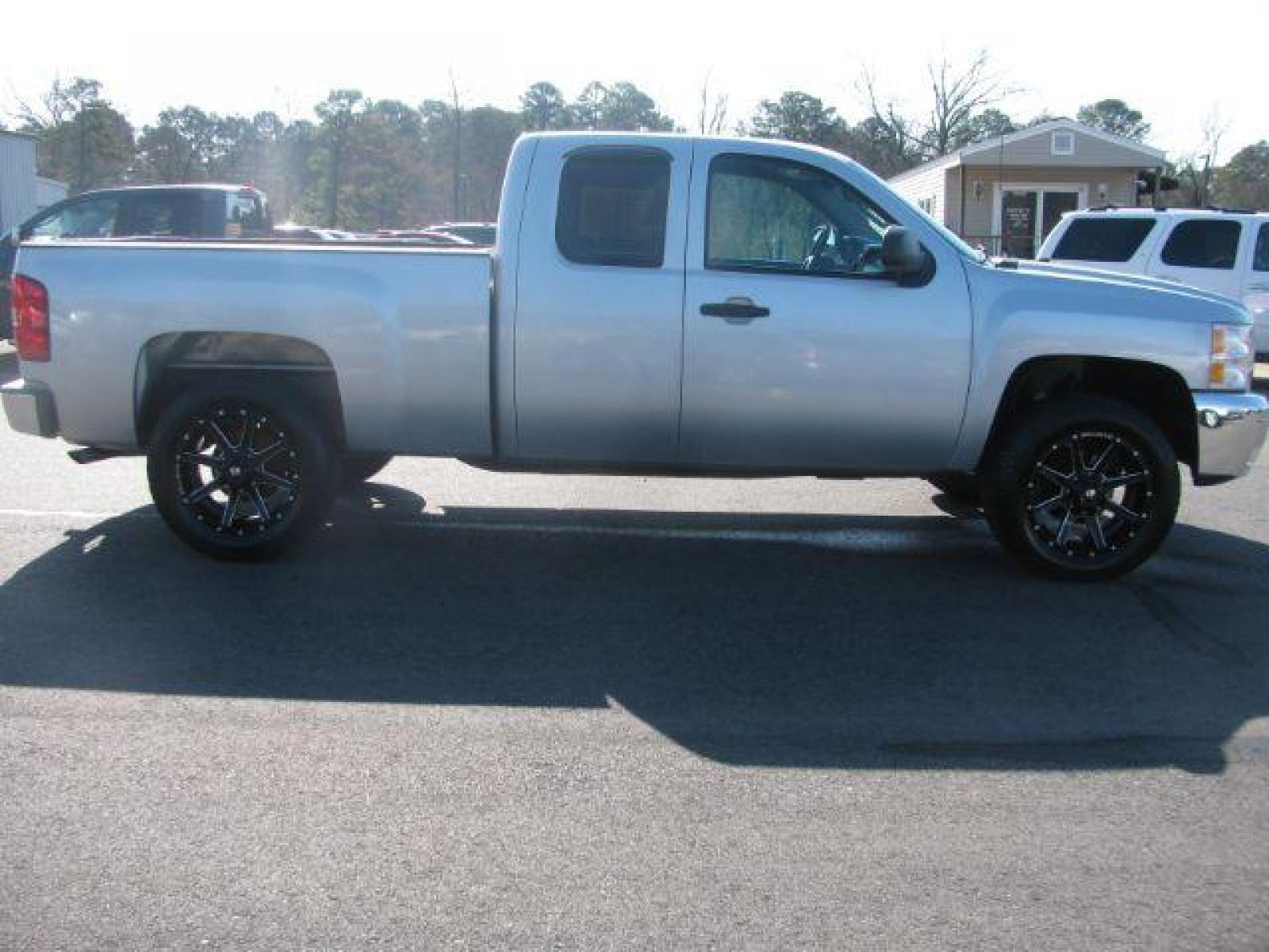2012 Silver Chevrolet Silverado 1500 LT Ext. Cab 2WD (1GCRCSE03CZ) with an 5.3L V8 OHV 16V FFV engine, 6-Speed Automatic transmission, located at 2443 Albert Pike, Hot Springs, AR, 71913, (501) 623-6255, 34.492222, -93.109993 - Photo #5