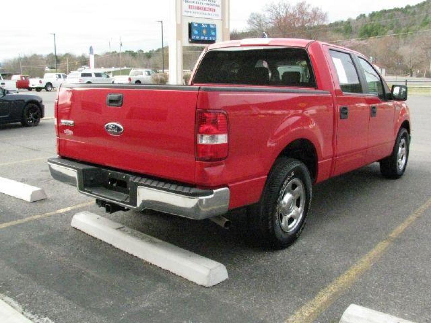 2007 Red Ford F-150 XLT SuperCrew 2WD (1FTRW12W87F) with an 4.6L V8 SOHC 16V engine, 4-Speed Automatic transmission, located at 2443 Albert Pike, Hot Springs, AR, 71913, (501) 623-6255, 34.492222, -93.109993 - Photo#4