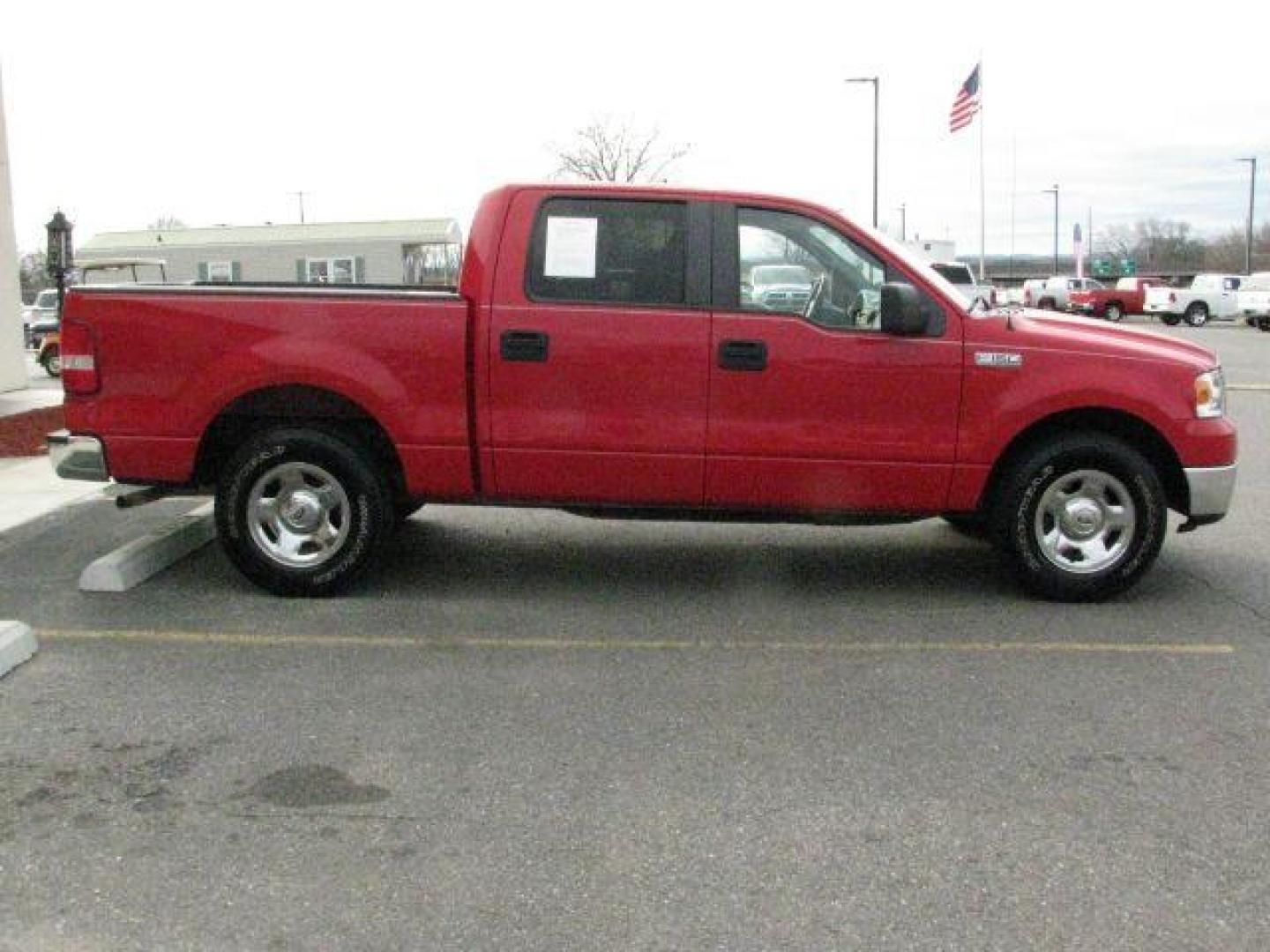 2007 Red Ford F-150 XLT SuperCrew 2WD (1FTRW12W87F) with an 4.6L V8 SOHC 16V engine, 4-Speed Automatic transmission, located at 2443 Albert Pike, Hot Springs, AR, 71913, (501) 623-6255, 34.492222, -93.109993 - Photo#5