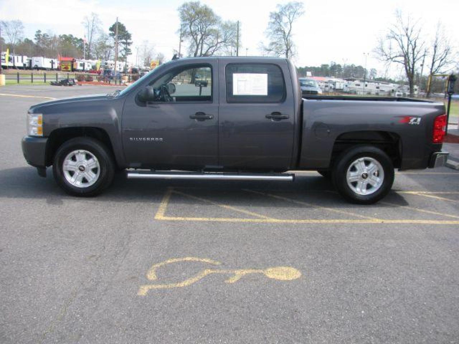 2010 Gray Chevrolet Silverado 1500 LT1 Crew Cab 4WD (3GCRKSE3XAG) with an 5.3L V8 OHV 16V FFV engine, 6-Speed Automatic transmission, located at 2443 Albert Pike, Hot Springs, AR, 71913, (501) 623-6255, 34.492222, -93.109993 - Photo #5