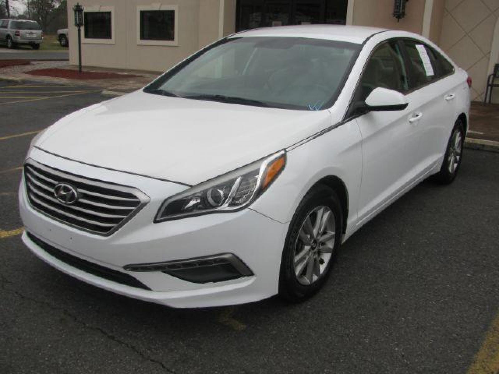 2015 White Hyundai Sonata SE (5NPE24AF5FH) with an 2.4L L4 DOHC 16V engine, 7-Speed Automatic transmission, located at 2443 Albert Pike, Hot Springs, AR, 71913, (501) 623-6255, 34.492222, -93.109993 - Photo #0