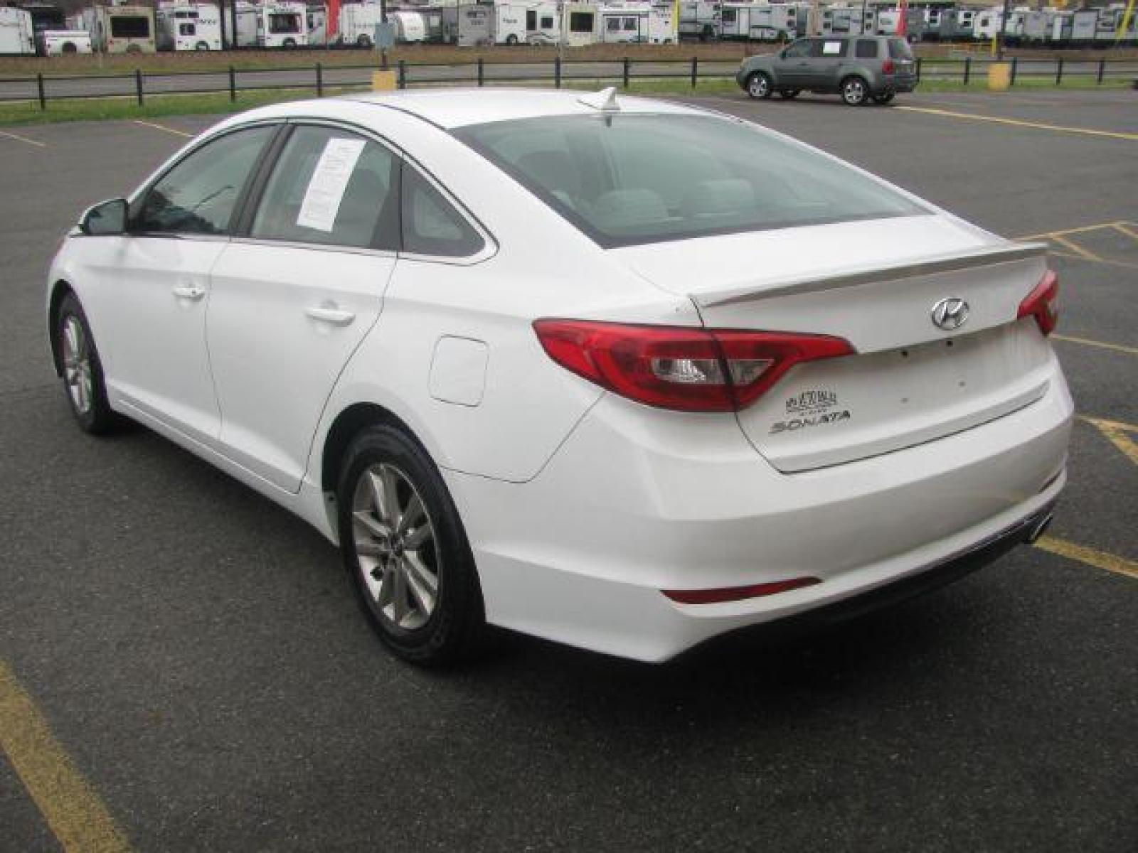 2015 White Hyundai Sonata SE (5NPE24AF5FH) with an 2.4L L4 DOHC 16V engine, 7-Speed Automatic transmission, located at 2443 Albert Pike, Hot Springs, AR, 71913, (501) 623-6255, 34.492222, -93.109993 - Photo #2