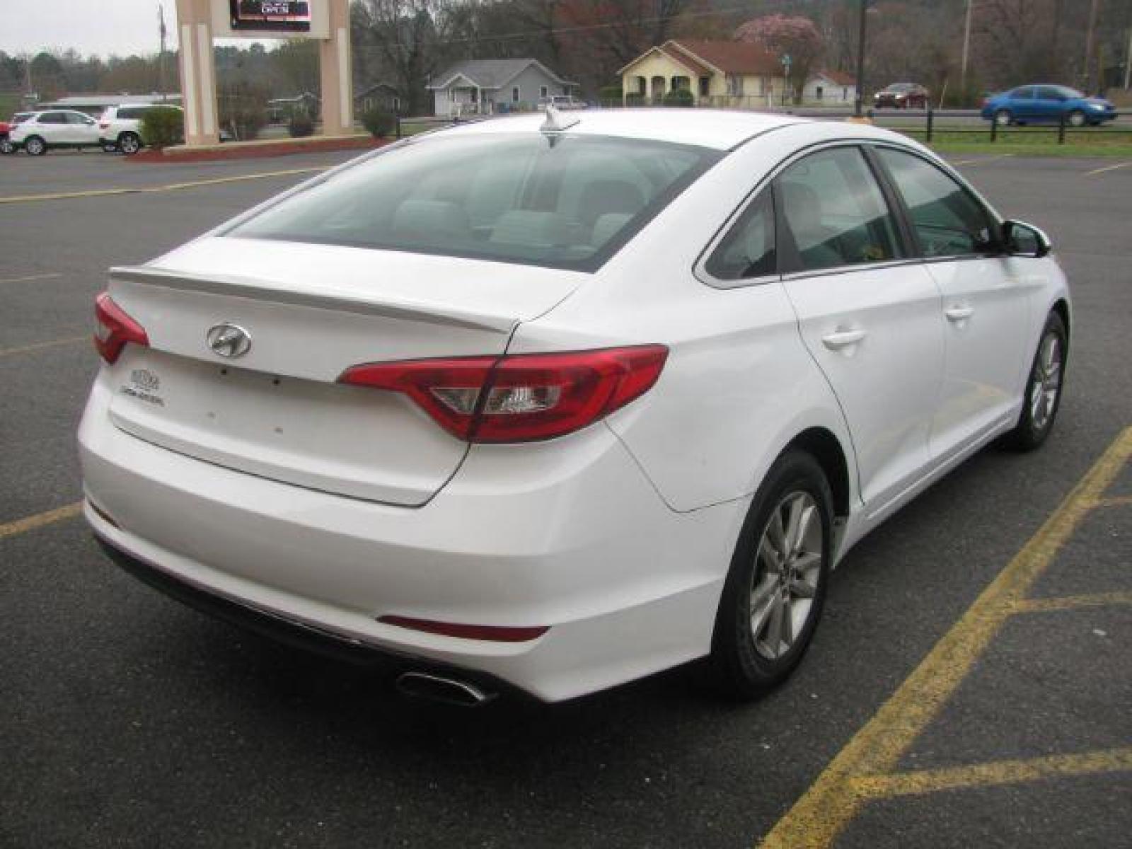 2015 White Hyundai Sonata SE (5NPE24AF5FH) with an 2.4L L4 DOHC 16V engine, 7-Speed Automatic transmission, located at 2443 Albert Pike, Hot Springs, AR, 71913, (501) 623-6255, 34.492222, -93.109993 - Photo #3