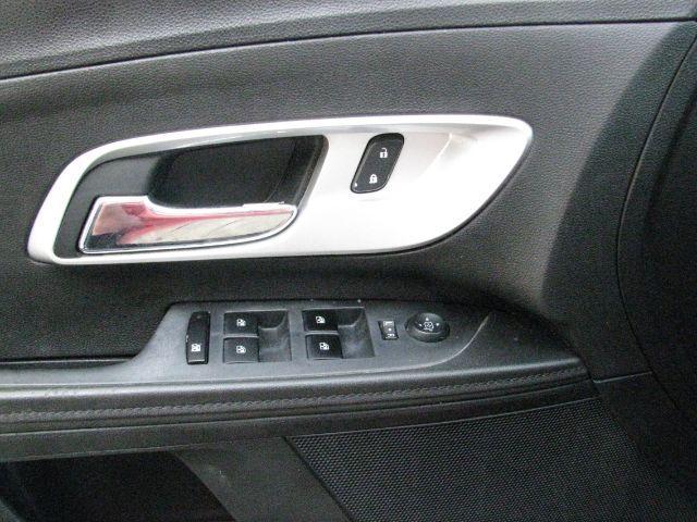 2013 Blue Chevrolet Equinox LS 2WD (2GNALBEK7D6) with an 2.4L L4 DOHC 16V engine, 6-Speed Automatic transmission, located at 2443 Albert Pike, Hot Springs, AR, 71913, (501) 623-6255, 34.492222, -93.109993 - Photo#10