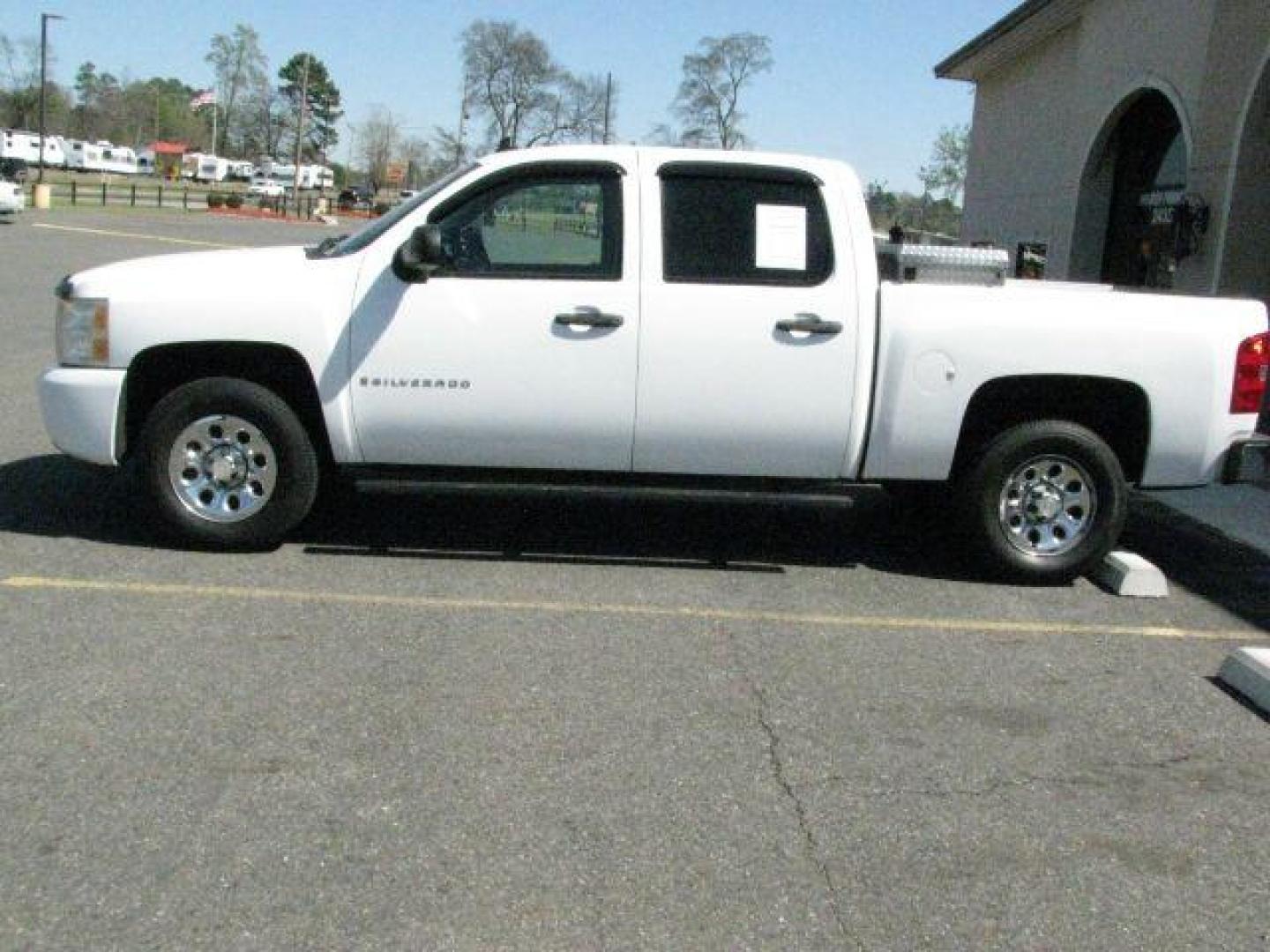 2008 White Chevrolet Silverado 1500 LS Crew Cab 2WD (3GCEC13C78G) with an 4.8L V8 OHV 16V engine, 4-Speed Automatic transmission, located at 2443 Albert Pike, Hot Springs, AR, 71913, (501) 623-6255, 34.492222, -93.109993 - Photo#1