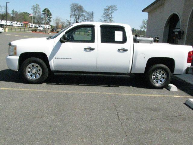 2008 White Chevrolet Silverado 1500 LS Crew Cab 2WD (3GCEC13C78G) with an 4.8L V8 OHV 16V engine, 4-Speed Automatic transmission, located at 2443 Albert Pike, Hot Springs, AR, 71913, (501) 623-6255, 34.492222, -93.109993 - Photo#1