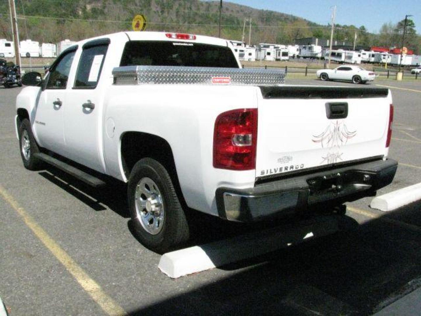 2008 White Chevrolet Silverado 1500 LS Crew Cab 2WD (3GCEC13C78G) with an 4.8L V8 OHV 16V engine, 4-Speed Automatic transmission, located at 2443 Albert Pike, Hot Springs, AR, 71913, (501) 623-6255, 34.492222, -93.109993 - Photo#2