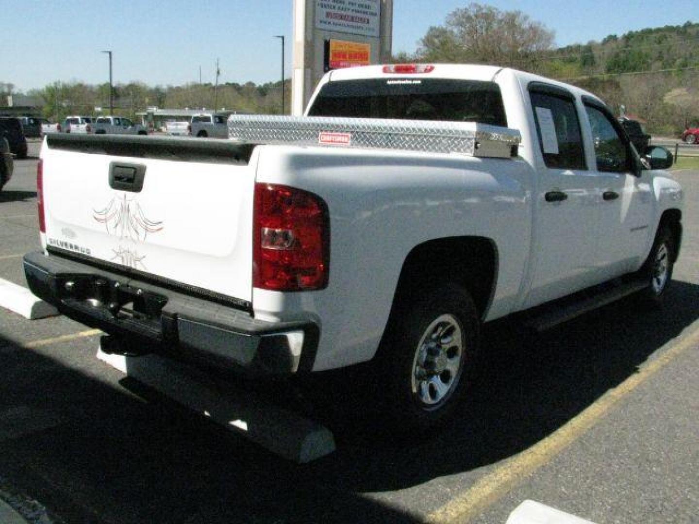 2008 White Chevrolet Silverado 1500 LS Crew Cab 2WD (3GCEC13C78G) with an 4.8L V8 OHV 16V engine, 4-Speed Automatic transmission, located at 2443 Albert Pike, Hot Springs, AR, 71913, (501) 623-6255, 34.492222, -93.109993 - Photo#4