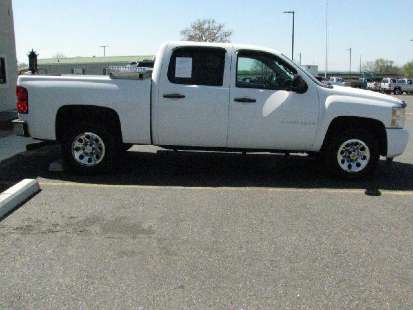 2008 White Chevrolet Silverado 1500 LS Crew Cab 2WD (3GCEC13C78G) with an 4.8L V8 OHV 16V engine, 4-Speed Automatic transmission, located at 2443 Albert Pike, Hot Springs, AR, 71913, (501) 623-6255, 34.492222, -93.109993 - Photo#5