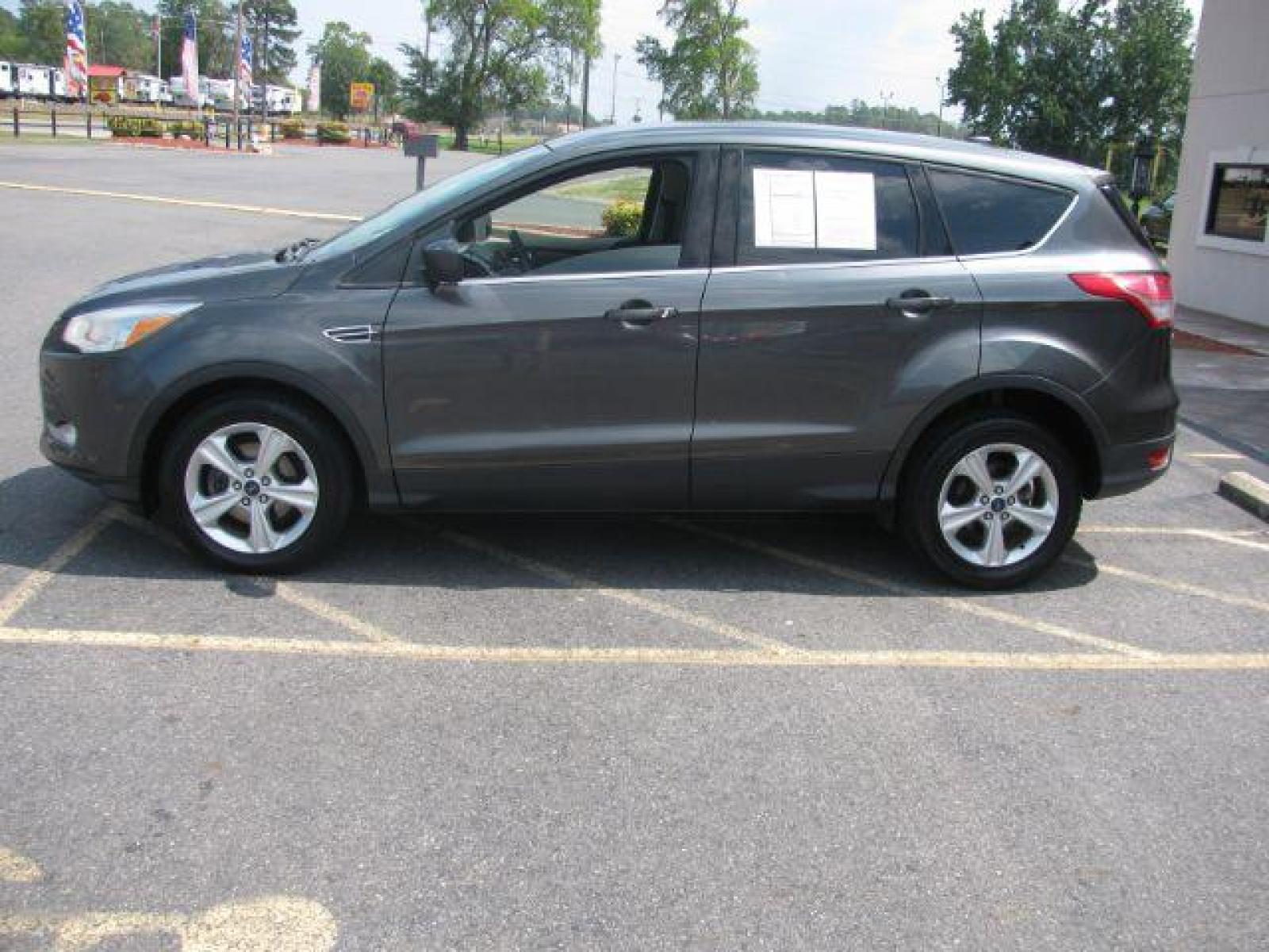 2016 Gray Ford Escape SE FWD (1FMCU0G75GU) with an 2.5L L4 DOHC 16V engine, 6-Speed Automatic transmission, located at 2443 Albert Pike, Hot Springs, AR, 71913, (501) 623-6255, 34.492222, -93.109993 - LISTED FEATURES MAY BE OPTIONAL AND NOT INCLUDED ON THIS VEHICLE!!! - Photo #1