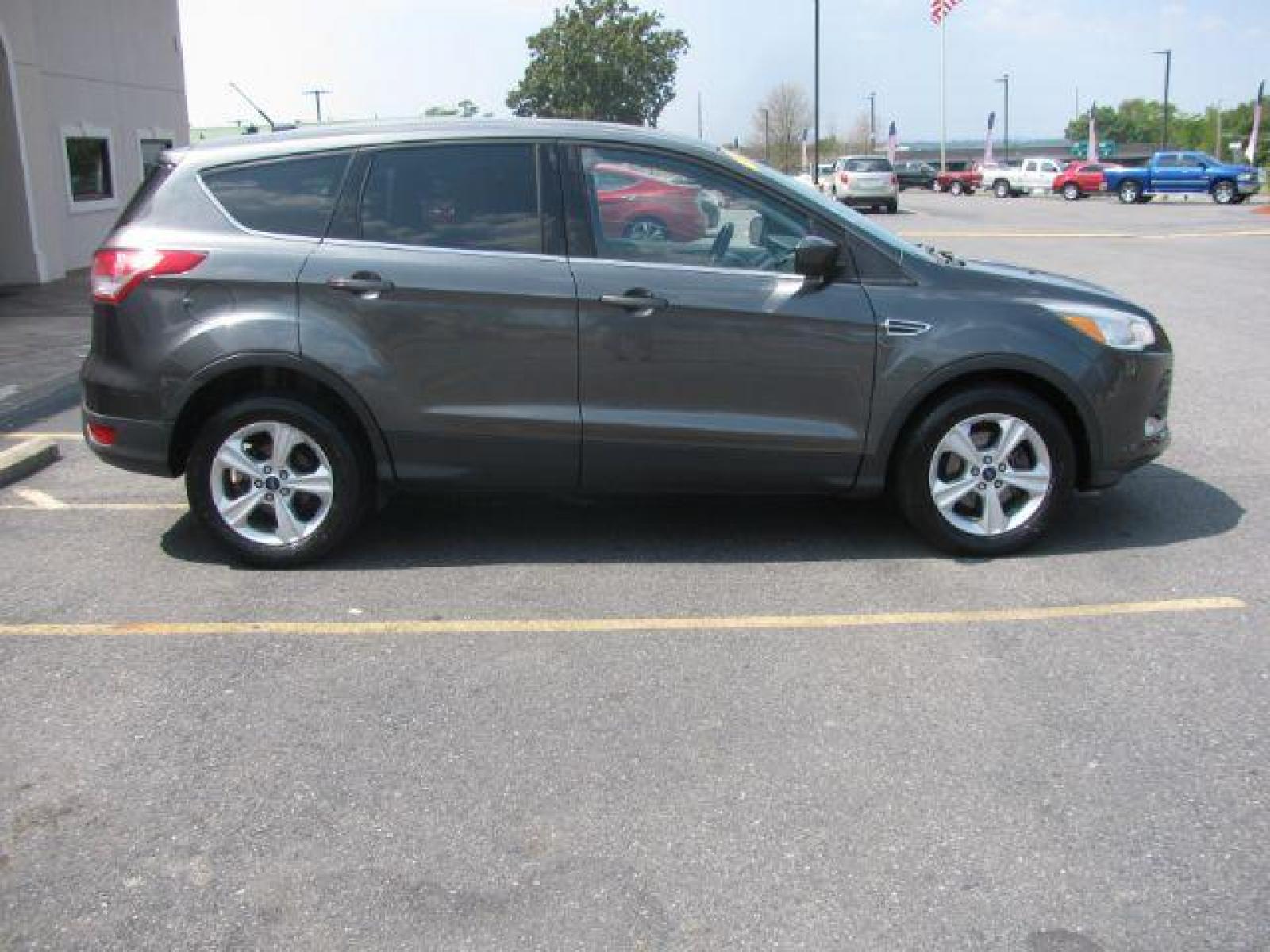 2016 Gray Ford Escape SE FWD (1FMCU0G75GU) with an 2.5L L4 DOHC 16V engine, 6-Speed Automatic transmission, located at 2443 Albert Pike, Hot Springs, AR, 71913, (501) 623-6255, 34.492222, -93.109993 - LISTED FEATURES MAY BE OPTIONAL AND NOT INCLUDED ON THIS VEHICLE!!! - Photo #4