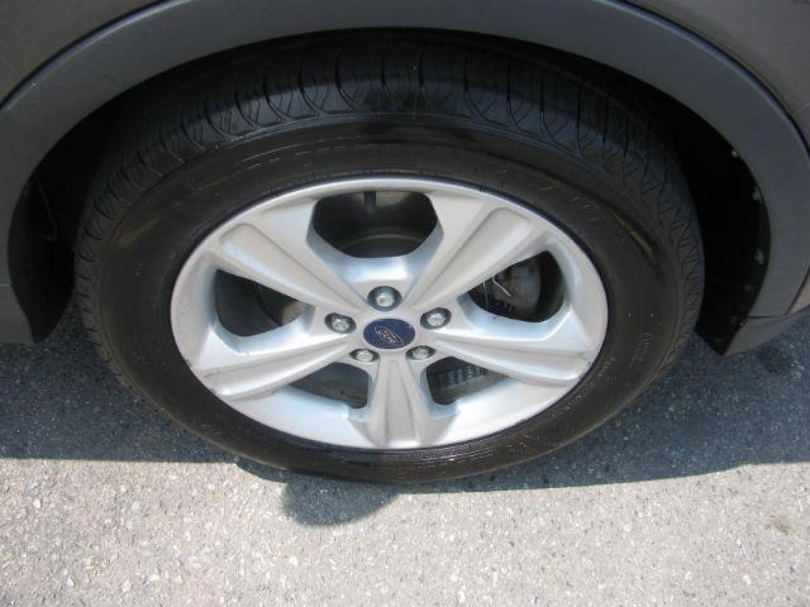 2016 Gray Ford Escape SE FWD (1FMCU0G75GU) with an 2.5L L4 DOHC 16V engine, 6-Speed Automatic transmission, located at 2443 Albert Pike, Hot Springs, AR, 71913, (501) 623-6255, 34.492222, -93.109993 - LISTED FEATURES MAY BE OPTIONAL AND NOT INCLUDED ON THIS VEHICLE!!! - Photo #6