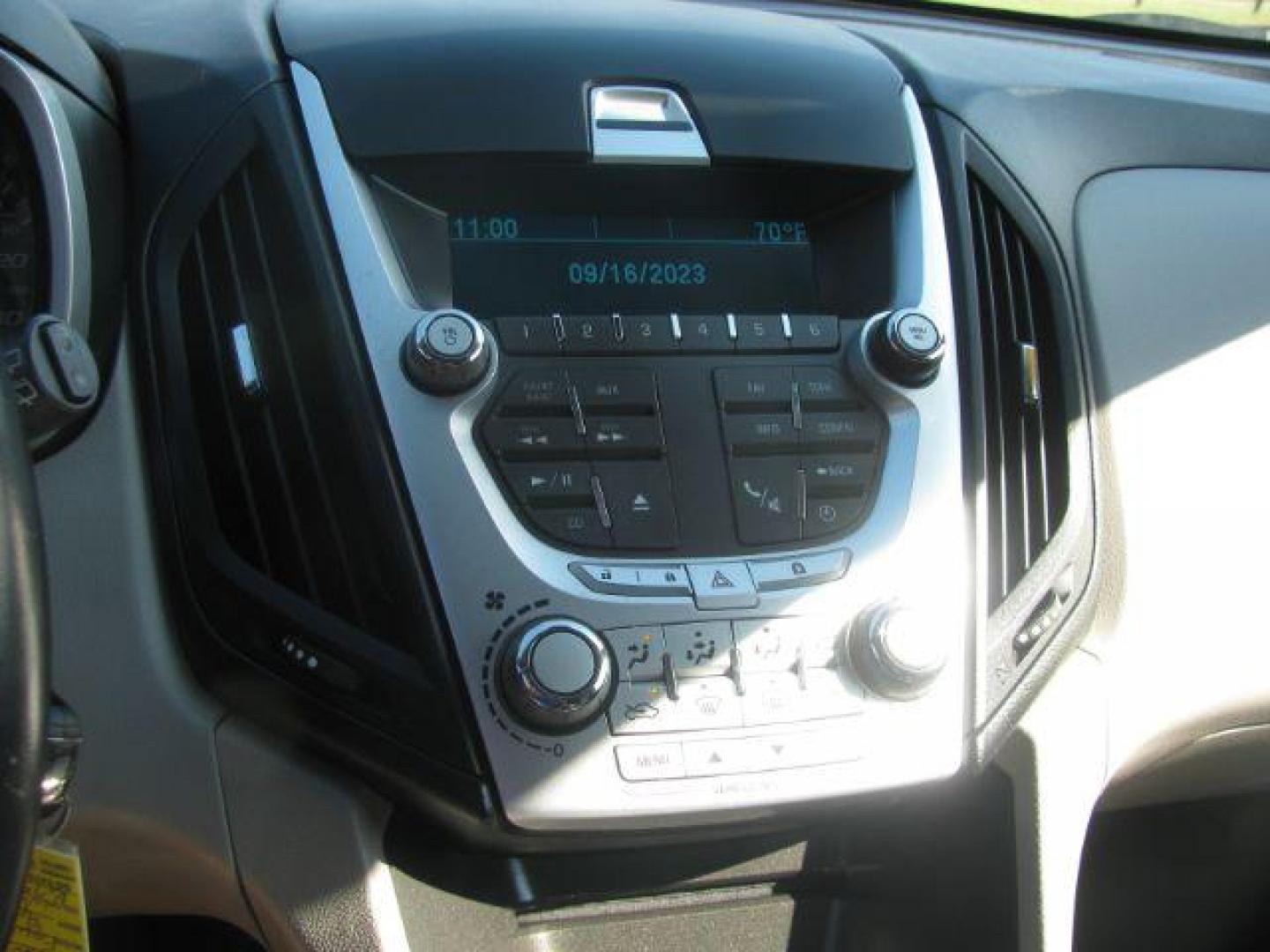 2011 White Chevrolet Equinox 1LT 2WD (2GNALDEC5B1) with an 2.4L L4 DOHC 16V engine, 6-Speed Automatic transmission, located at 2443 Albert Pike, Hot Springs, AR, 71913, (501) 623-6255, 34.492222, -93.109993 - Photo#9