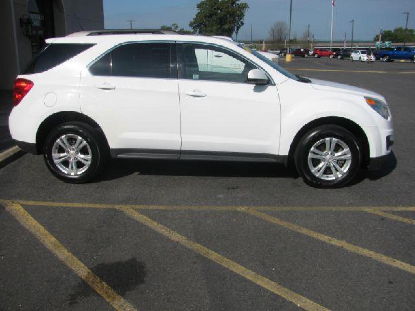 2011 White Chevrolet Equinox 1LT 2WD (2GNALDEC5B1) with an 2.4L L4 DOHC 16V engine, 6-Speed Automatic transmission, located at 2443 Albert Pike, Hot Springs, AR, 71913, (501) 623-6255, 34.492222, -93.109993 - Photo#1
