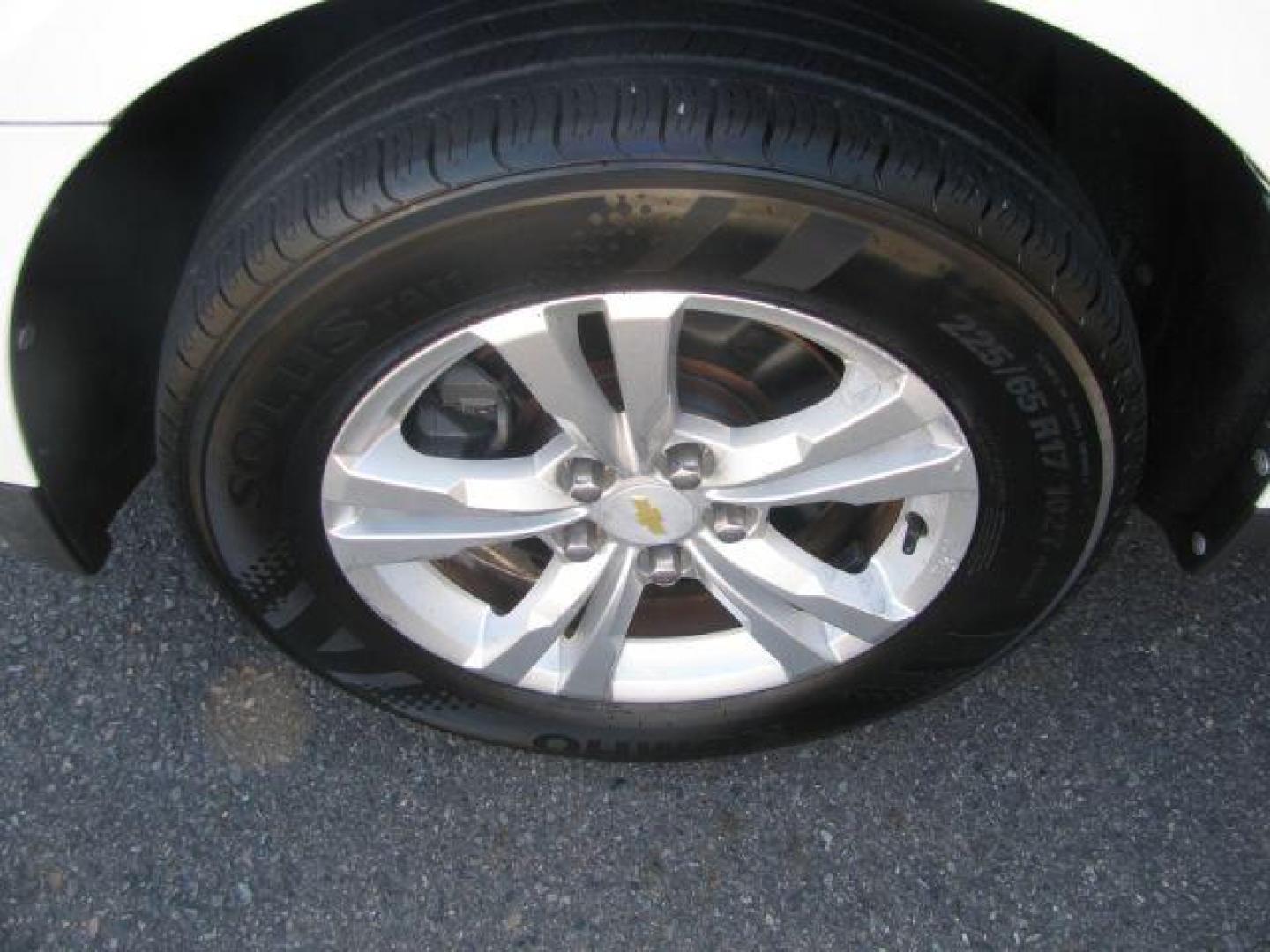 2011 White Chevrolet Equinox 1LT 2WD (2GNALDEC5B1) with an 2.4L L4 DOHC 16V engine, 6-Speed Automatic transmission, located at 2443 Albert Pike, Hot Springs, AR, 71913, (501) 623-6255, 34.492222, -93.109993 - Photo#6