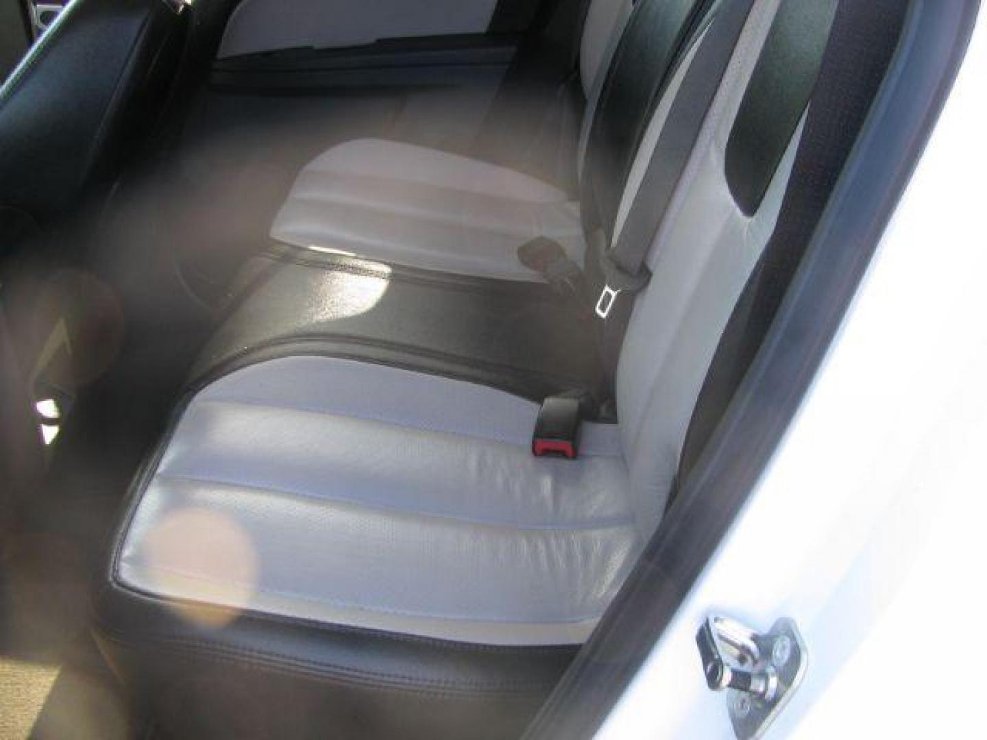 2011 White Chevrolet Equinox 1LT 2WD (2GNALDEC5B1) with an 2.4L L4 DOHC 16V engine, 6-Speed Automatic transmission, located at 2443 Albert Pike, Hot Springs, AR, 71913, (501) 623-6255, 34.492222, -93.109993 - Photo#7